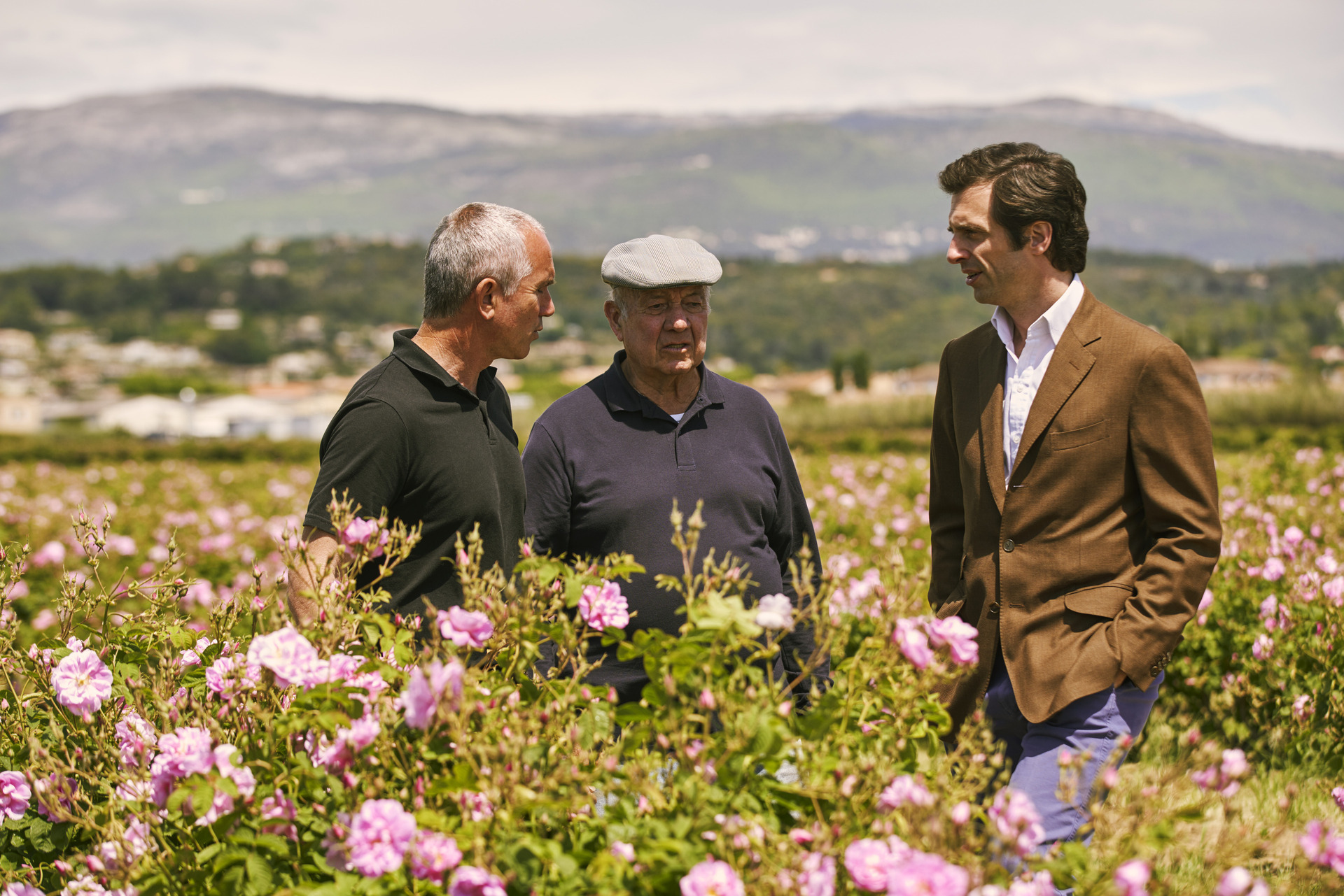 Olivier Polge en los campos de Grasse con los responsables de cultivar las flores de los perfumes de Chanel.
