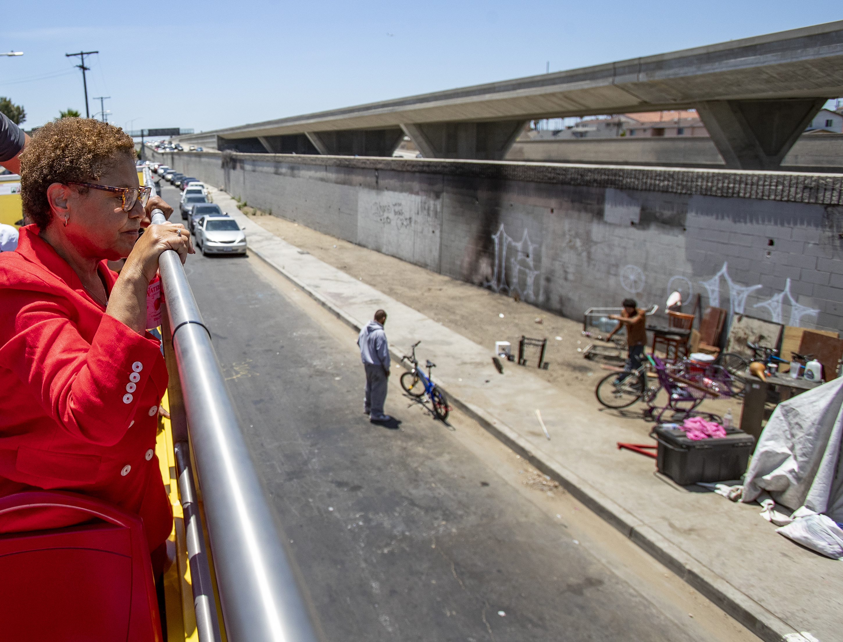 Karen Bass, la primera alcaldesa de Los Ángeles contra la crisis de los ‘homeless’