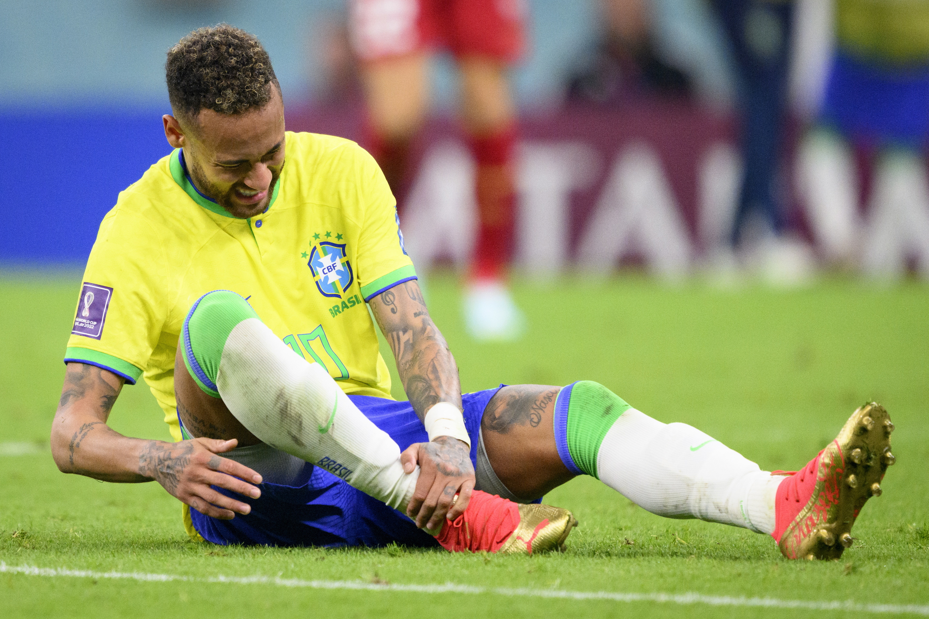 Neymar se agarra el tobillo derecho, poco antes de ser sustituido en el Brasil- Serbia de la primera jornada del Mundial de Qatar 2022.