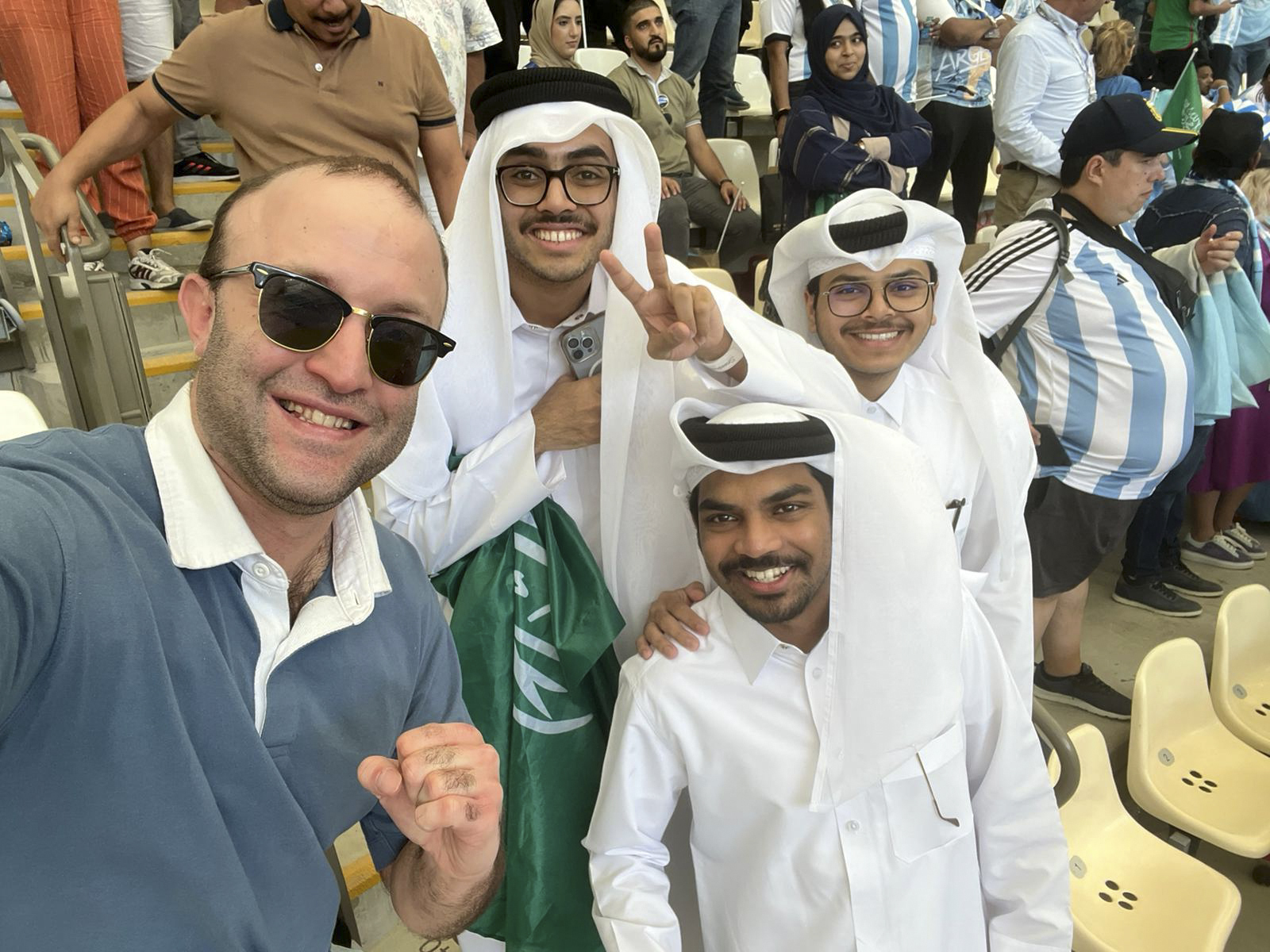 El periodista israelí Hadar Segal con unos aficionados árabes en el Mundial.