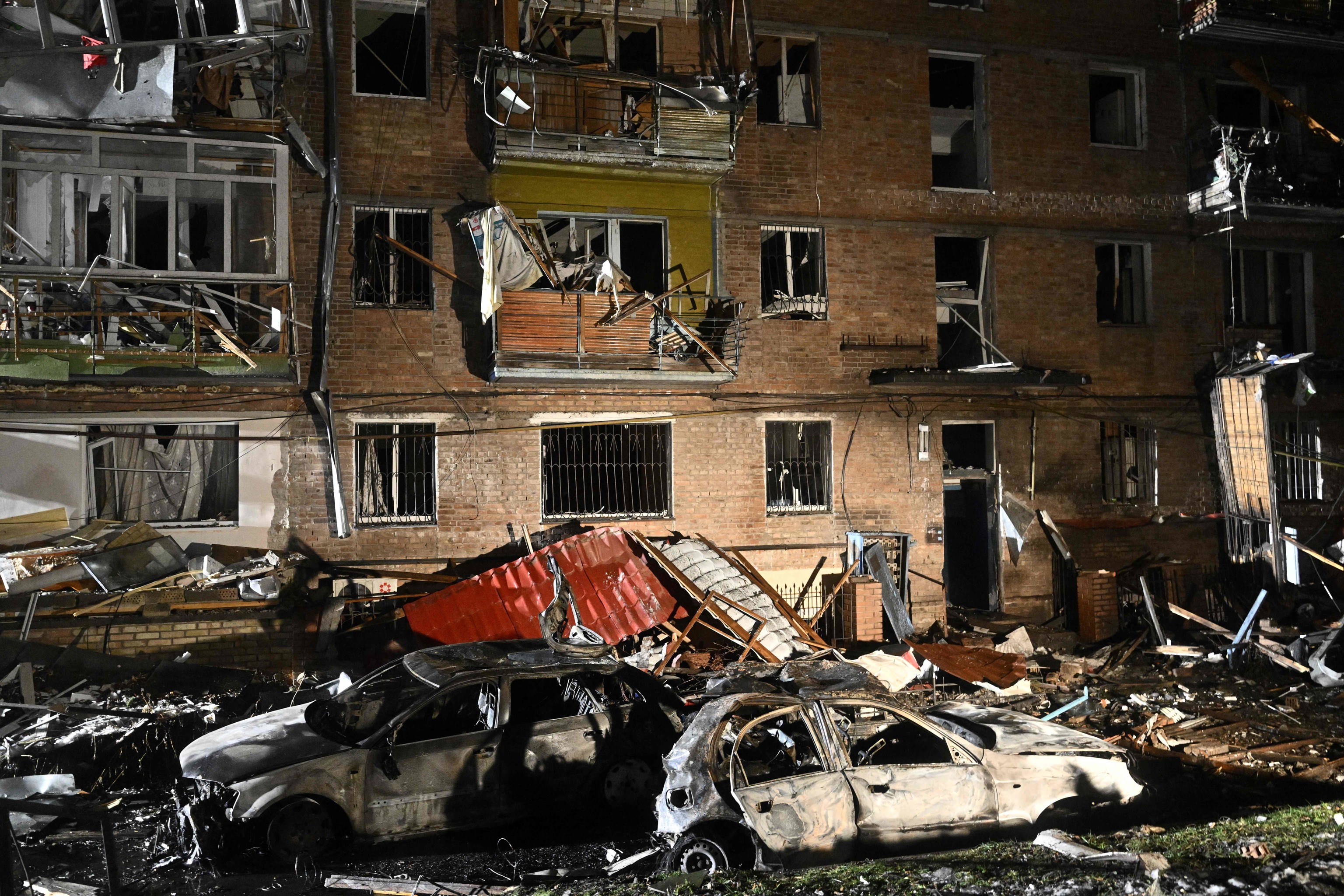 Coches quemados tras un ataque ruso en la ciudad ucraniana de Vyshgorod.