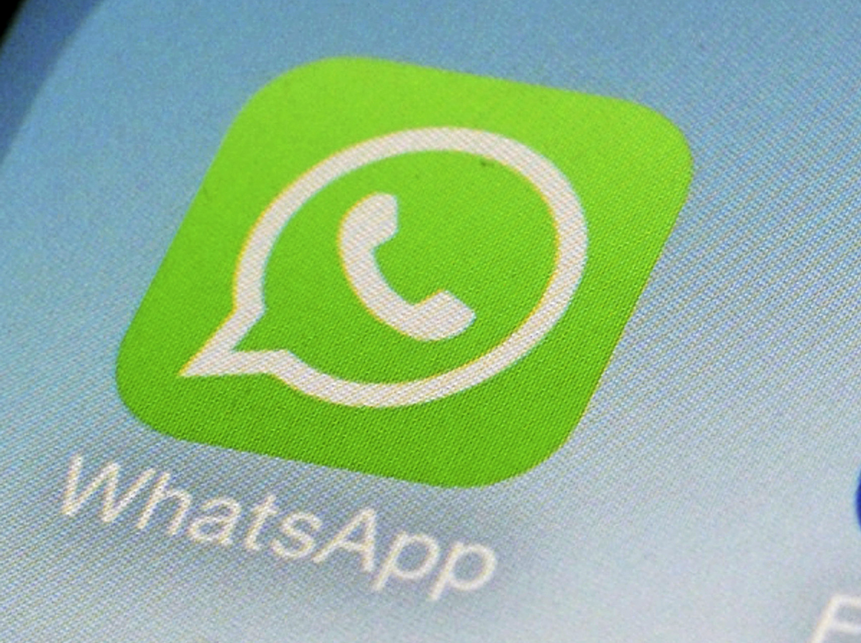 Icono de la aplicacion de WhatsApp en la pantalla de un teléfono móvil