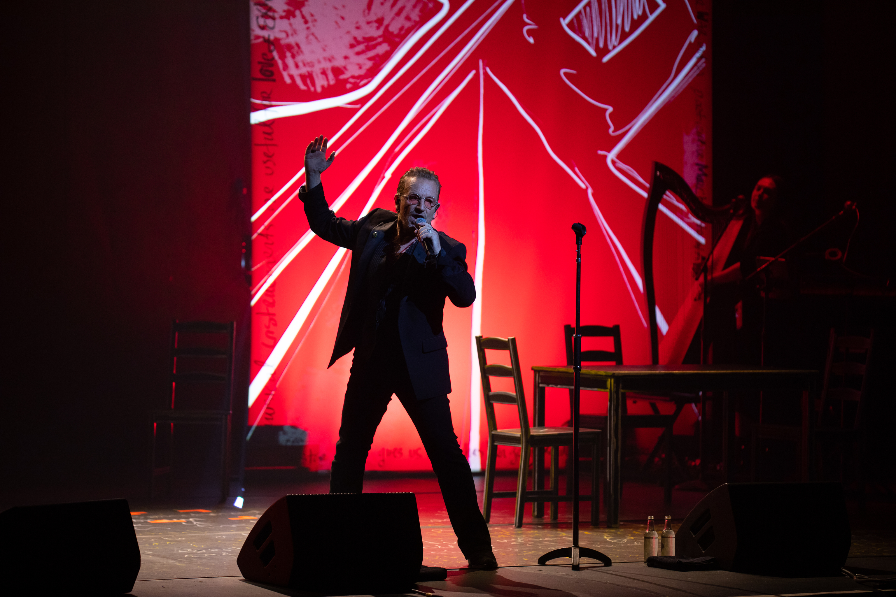 Bono, en un momento del espectáculo Stories from Surrender.