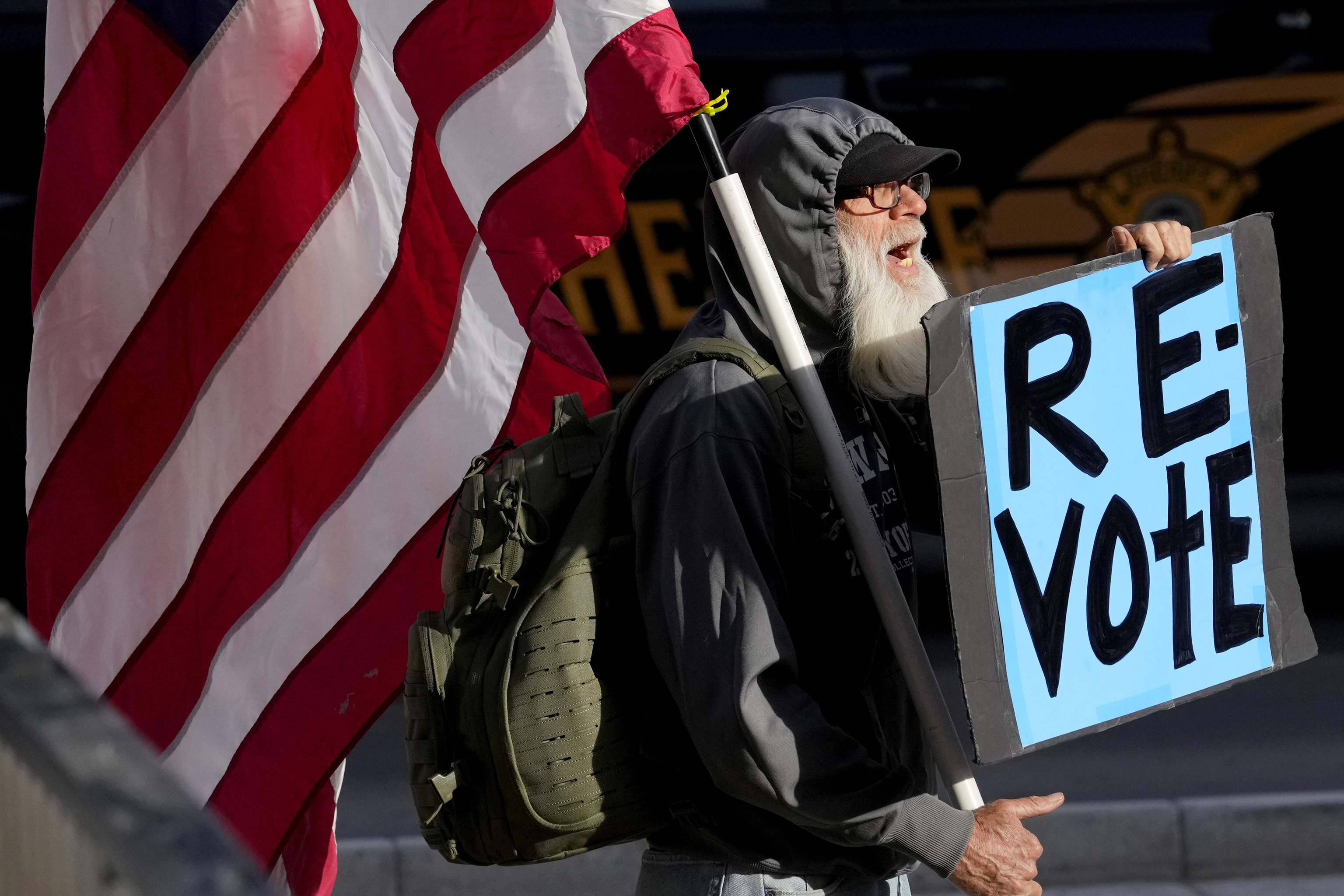 Un hombre protesta por el resultado de las elecciones legislativas en EEUU.