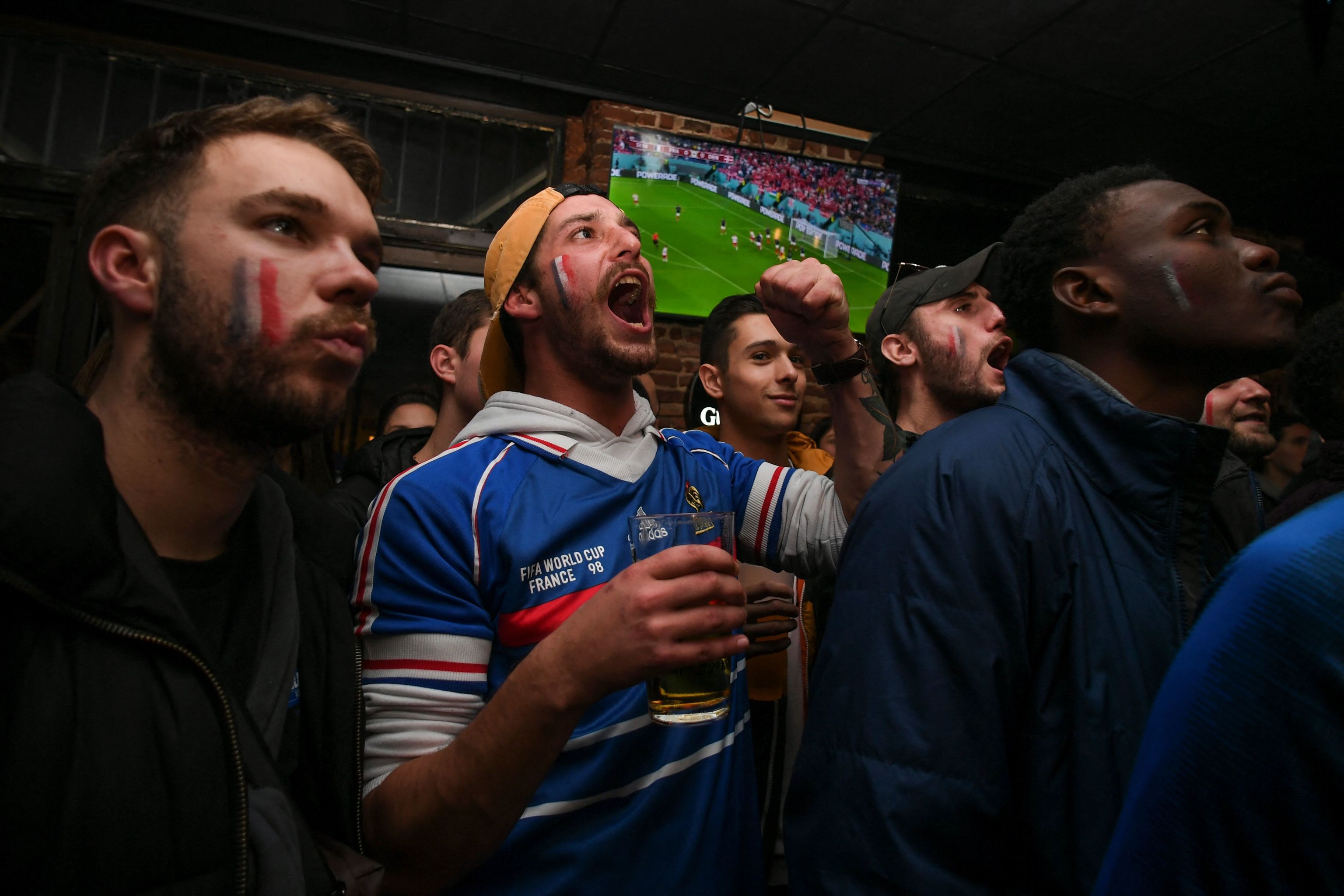 Aficionados ver en televisión un partido del Mundial