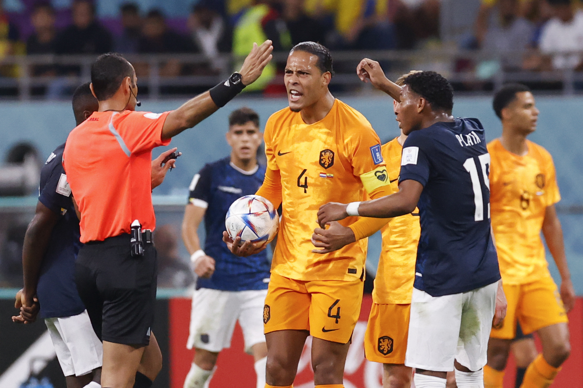 Los jugadores de Ecuador y Pases Bajos reclamando al rbitro en su partido de la fase de grupos de Qatar 2022.