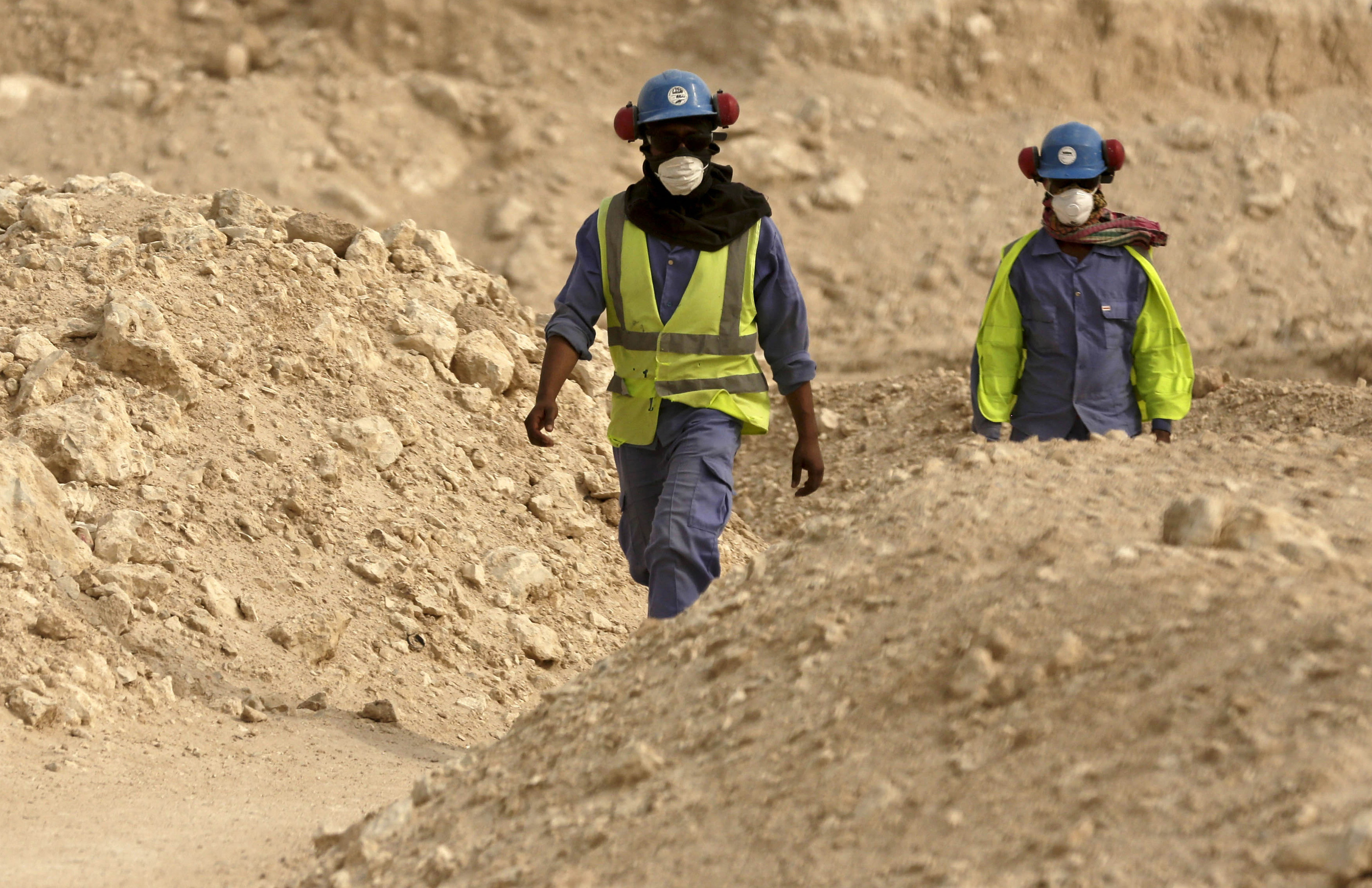Dos obreros en el inicio de las obras del estadio Al-Wakra.