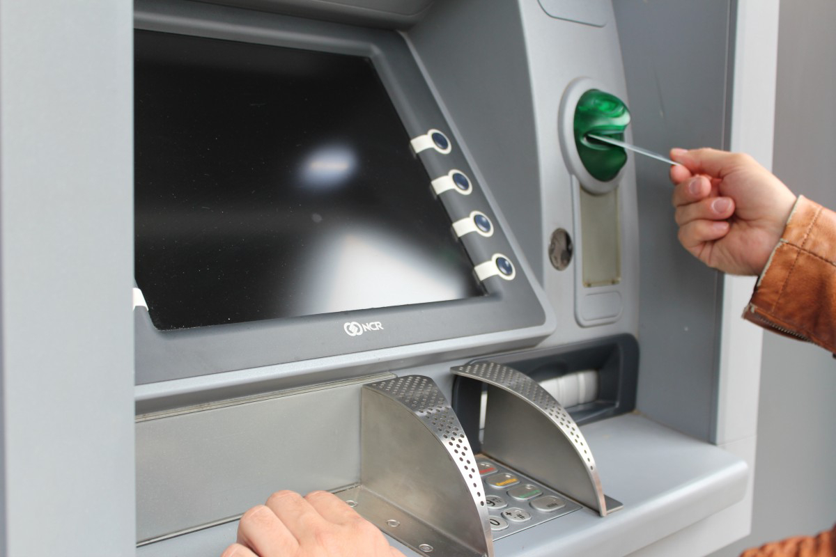 Los bancos cierran seis cajeros al día de media, ¿cómo facilitar el acceso al efectivo?