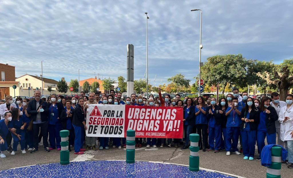 Manifestación, este martes, del personal de Urgencias del Hospital General de Castellón, coincidiendo con las declaraciones del conseller Mínguez.