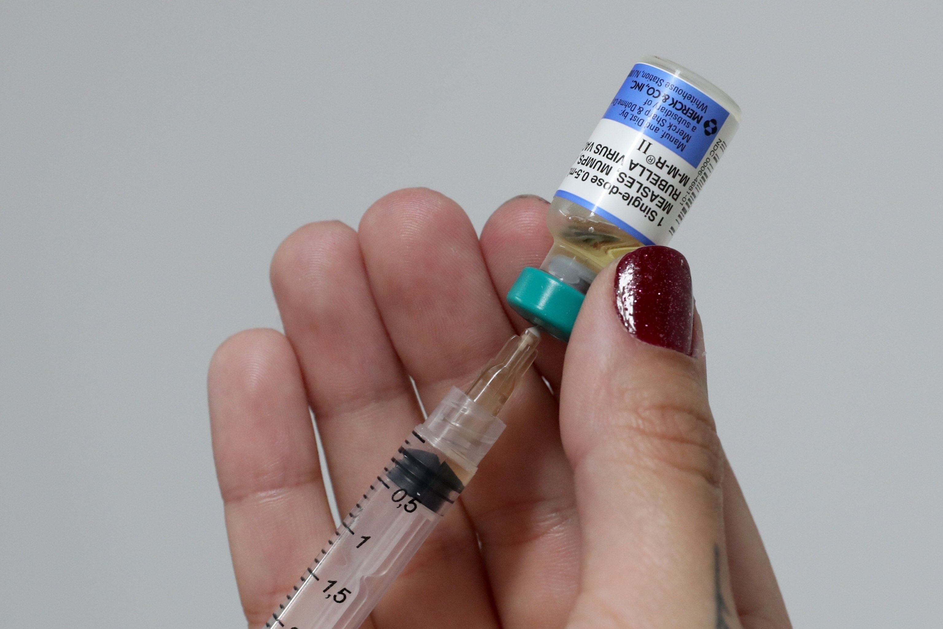 Una enfermera prepara una dosis de la vacuna contra el sarampin.