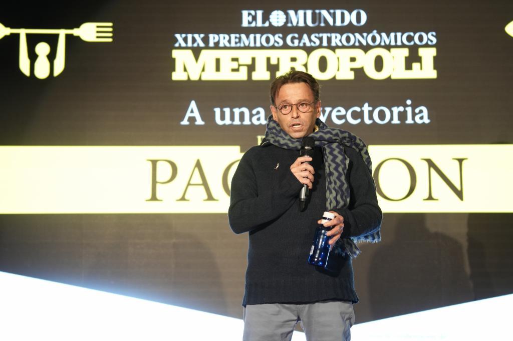 Paco Ron, de Viavélez, recogió el Premio a una Trayectoria.