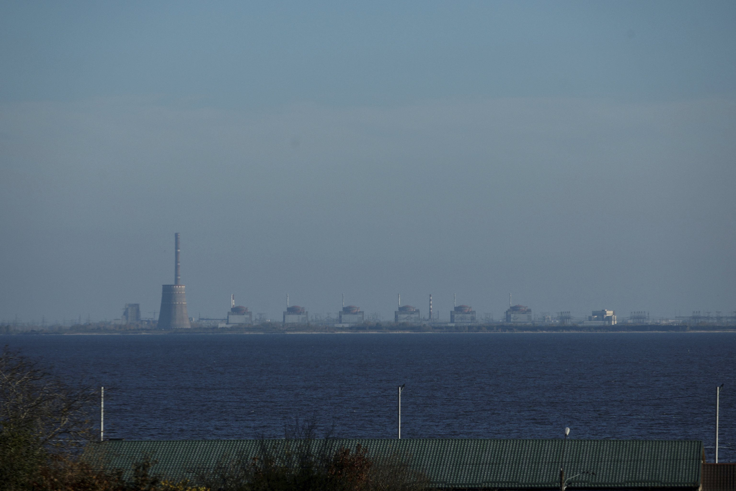 La central nuclear de Zaporiyia, vista desde Nikopol