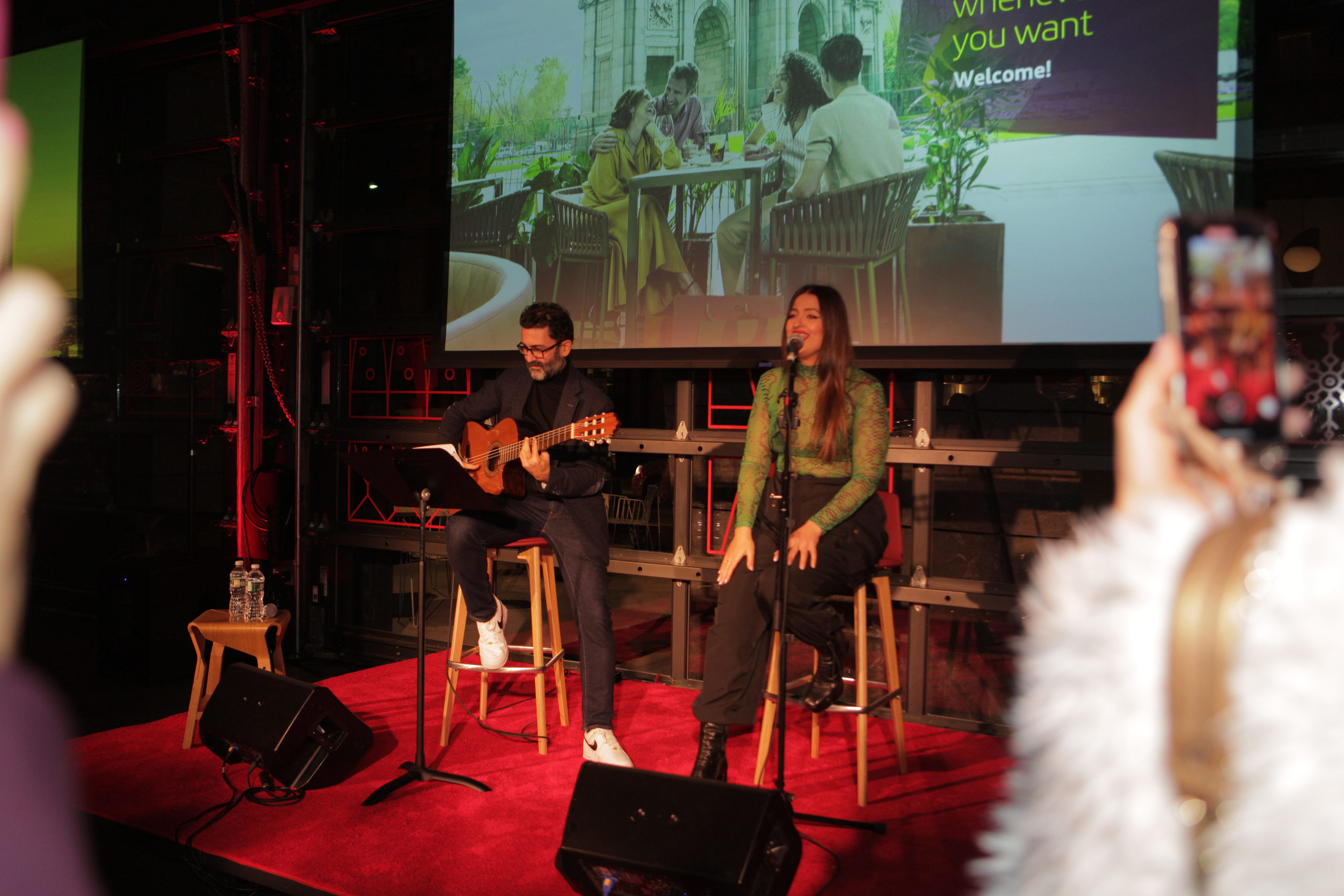 El productor Javier Limn junto a la cantante Esperanza, durante el acto en Little Spain (Nueva York).