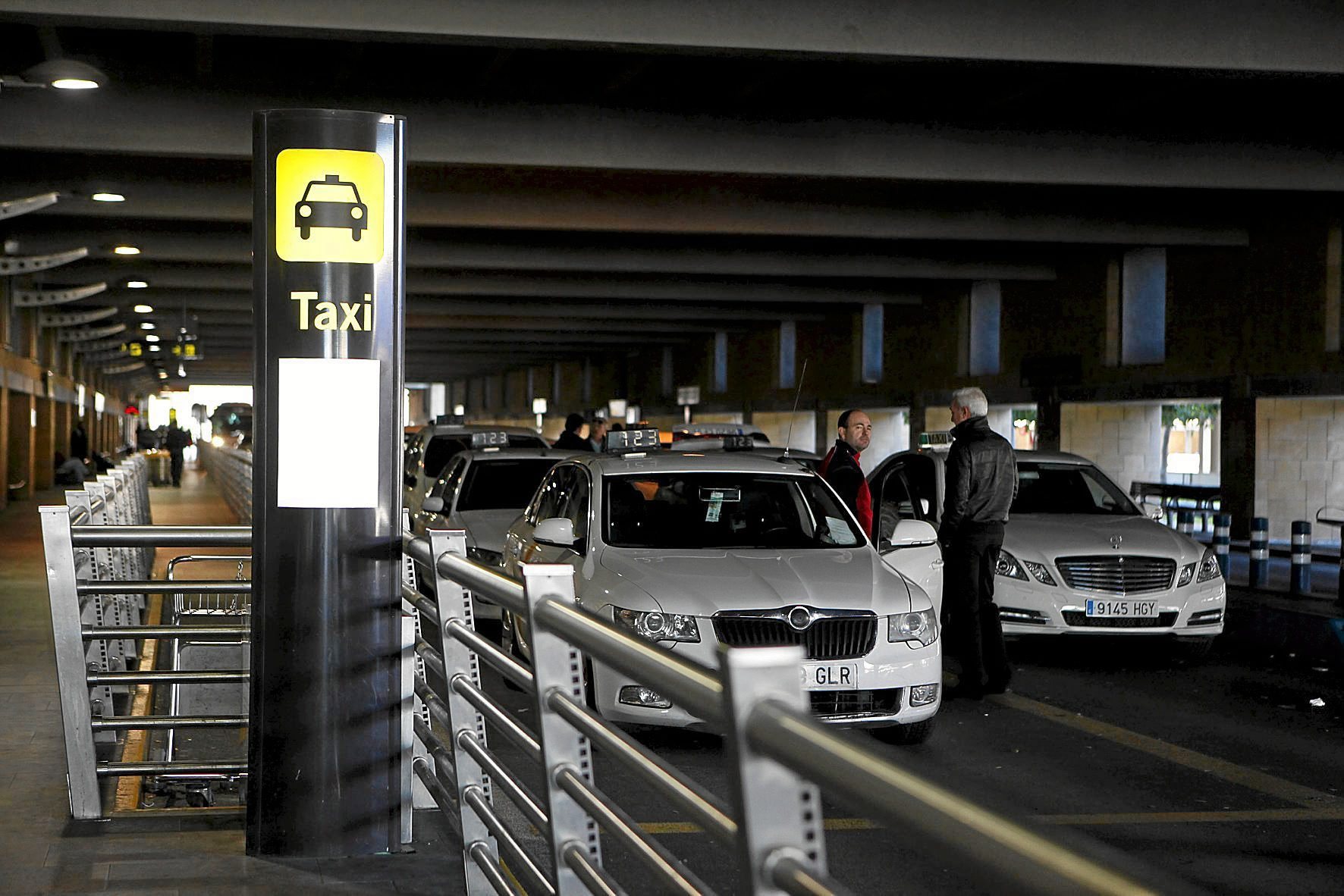 Taxis en el aeropuerto de Sevilla.