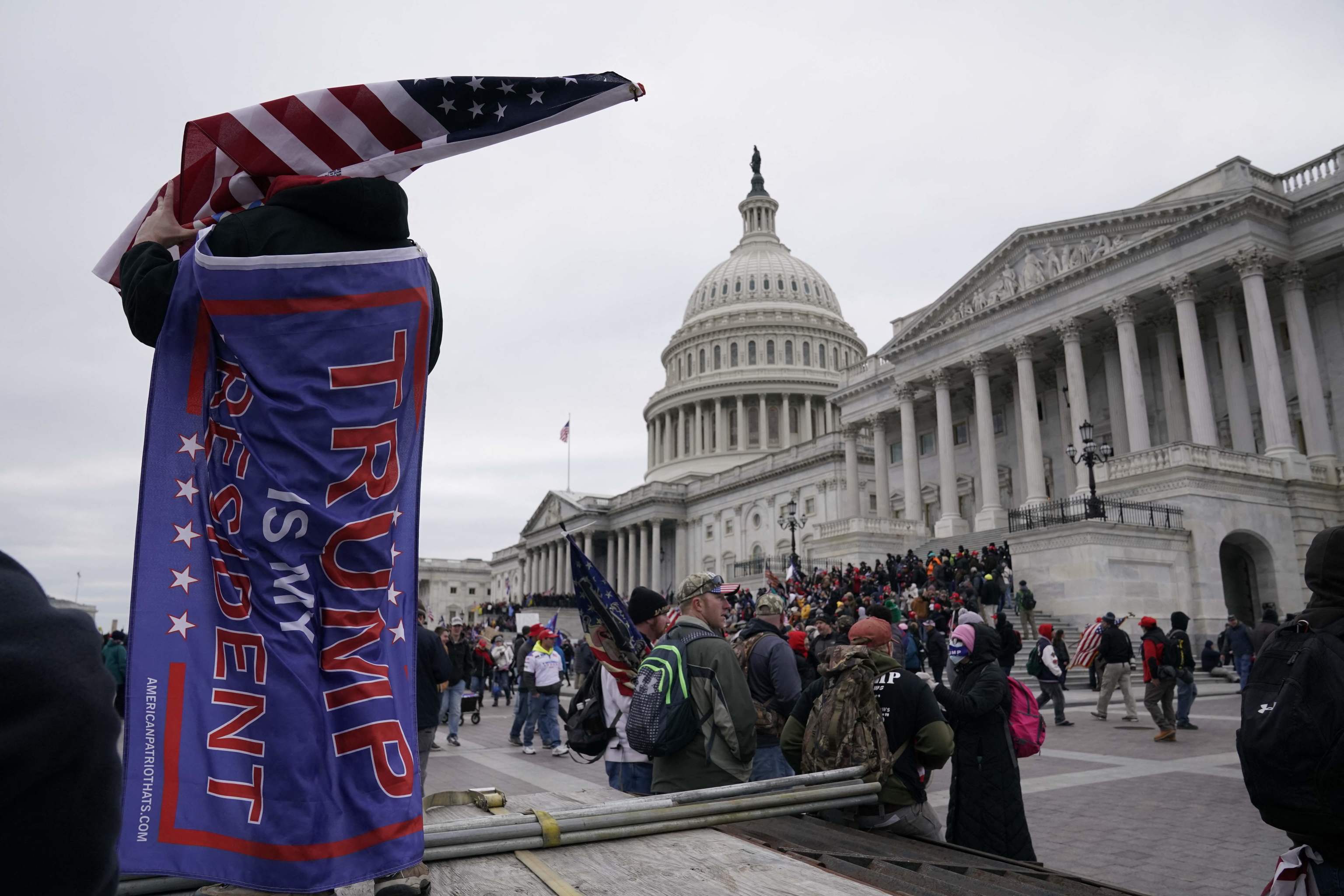 Partidarios de Donald Trum protestan frente al Capitolio, el 6 de enero de 2021.