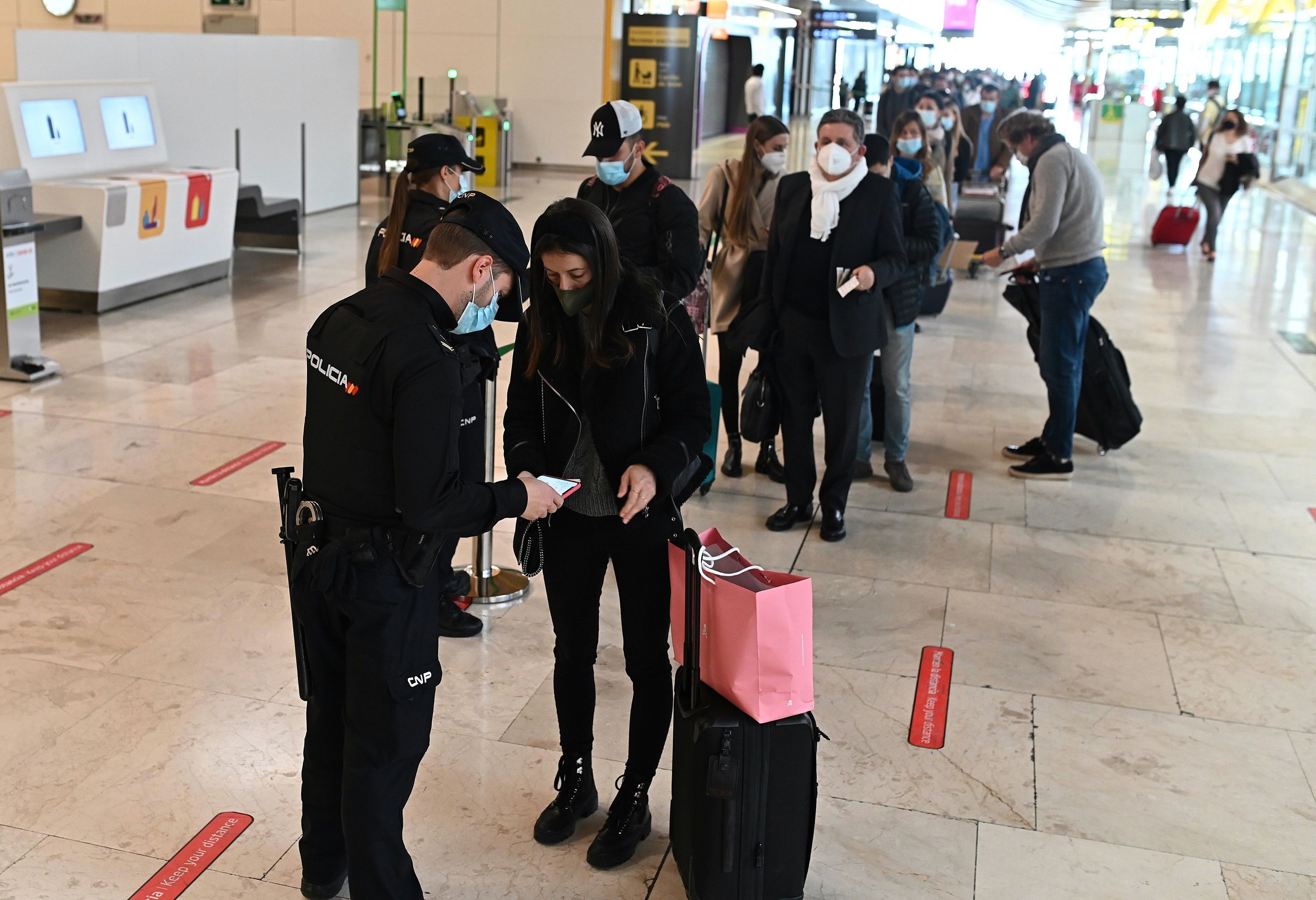 Un polica nacional efectua un control en el aeropuerto de Adolfo Surez Madrid-Barajas.