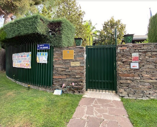 Puerta de acceso a la embajada de Ucrania en España.
