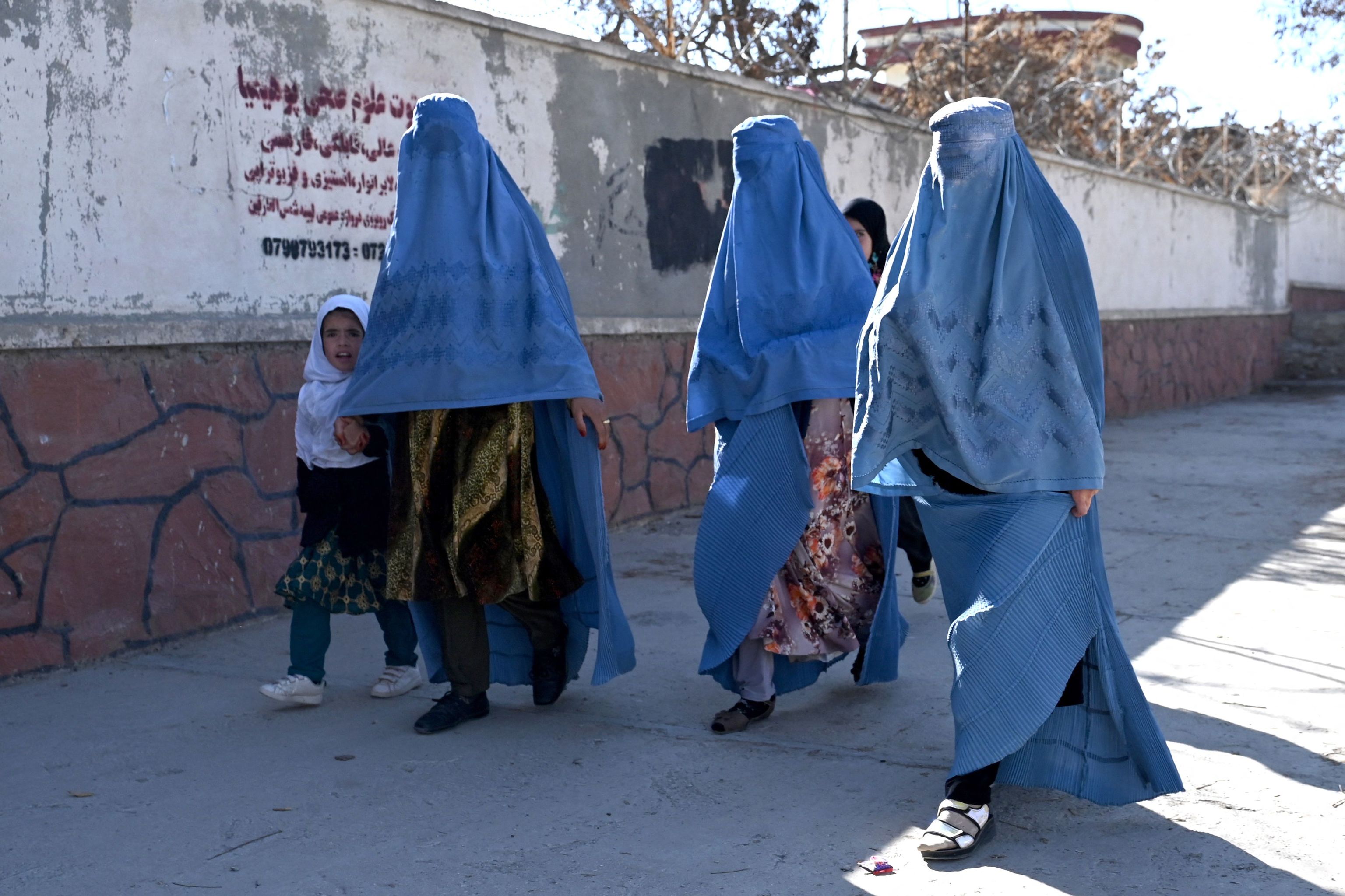 Mujeres afganas camina en una calle de Ghazni.