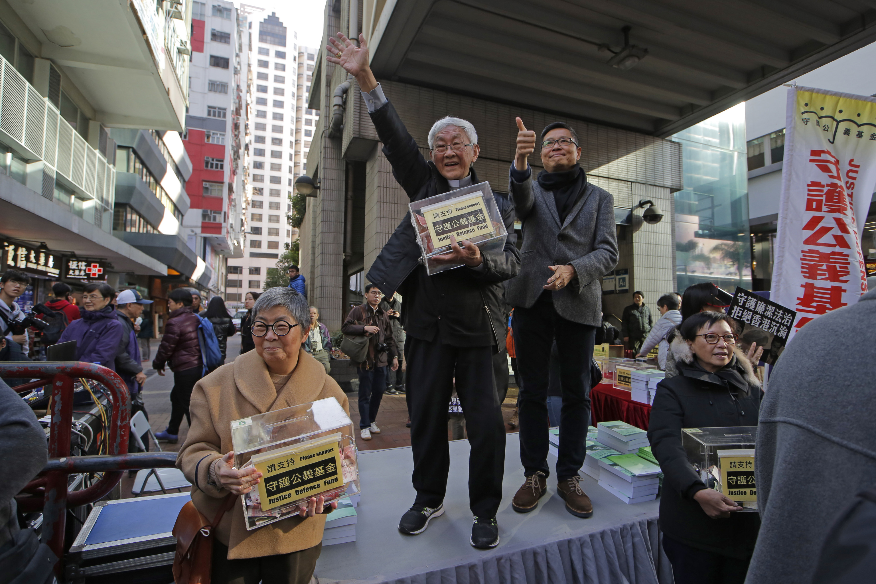 El cardenal Joseph Zen, pide donativos en una protesta en Hong Kong.