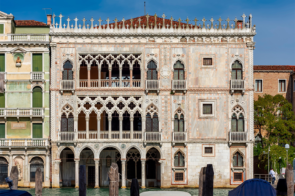 La fachada de Ca d'Oro frente al Gran Canal de Venecia.