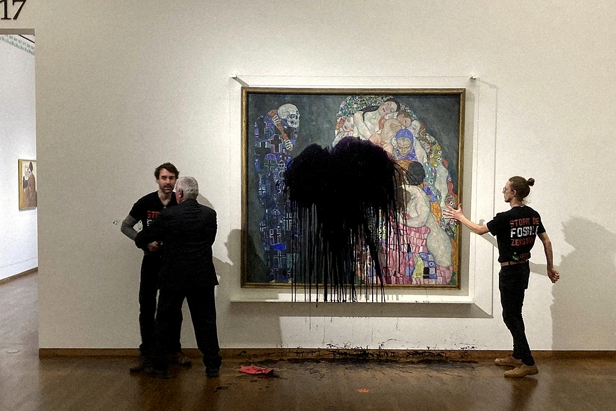 Líquido negro sobre 'Muerte y vida', de Gustav Klimt.