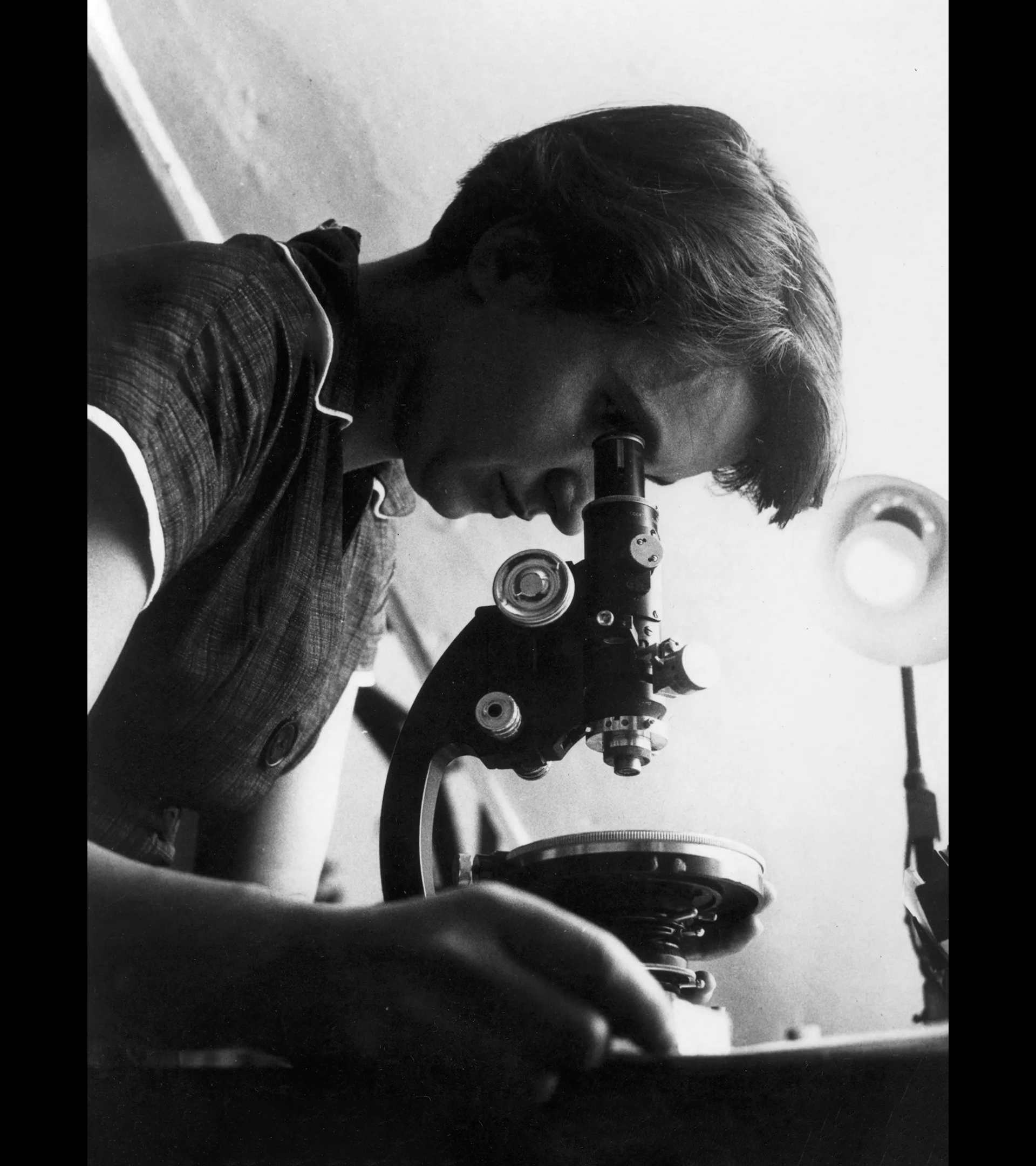 Rosalind Franklin en el laboratorio.