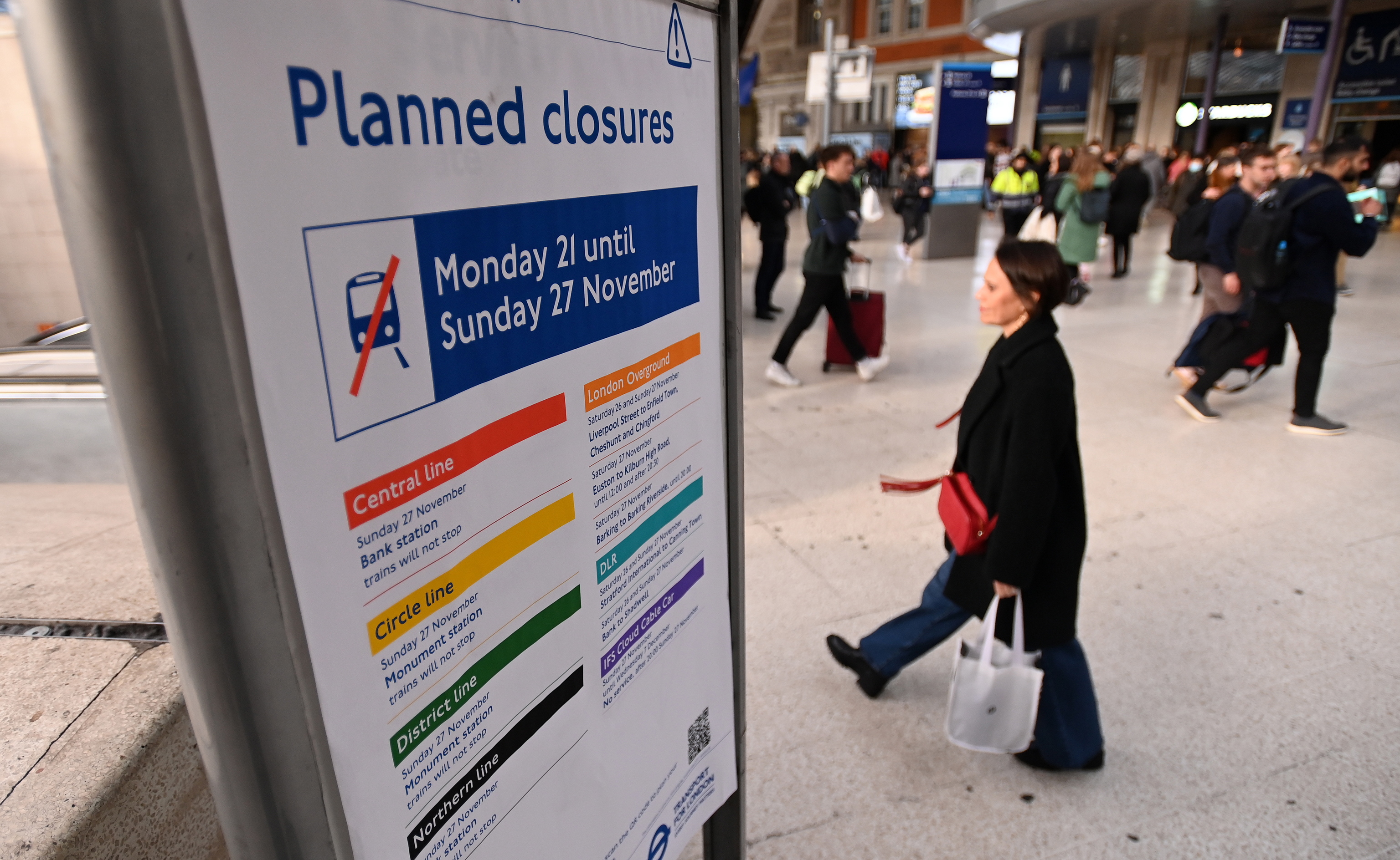 Una cartel que anuncia la huelga de trenes, en la estación de Waterloo, Londres.