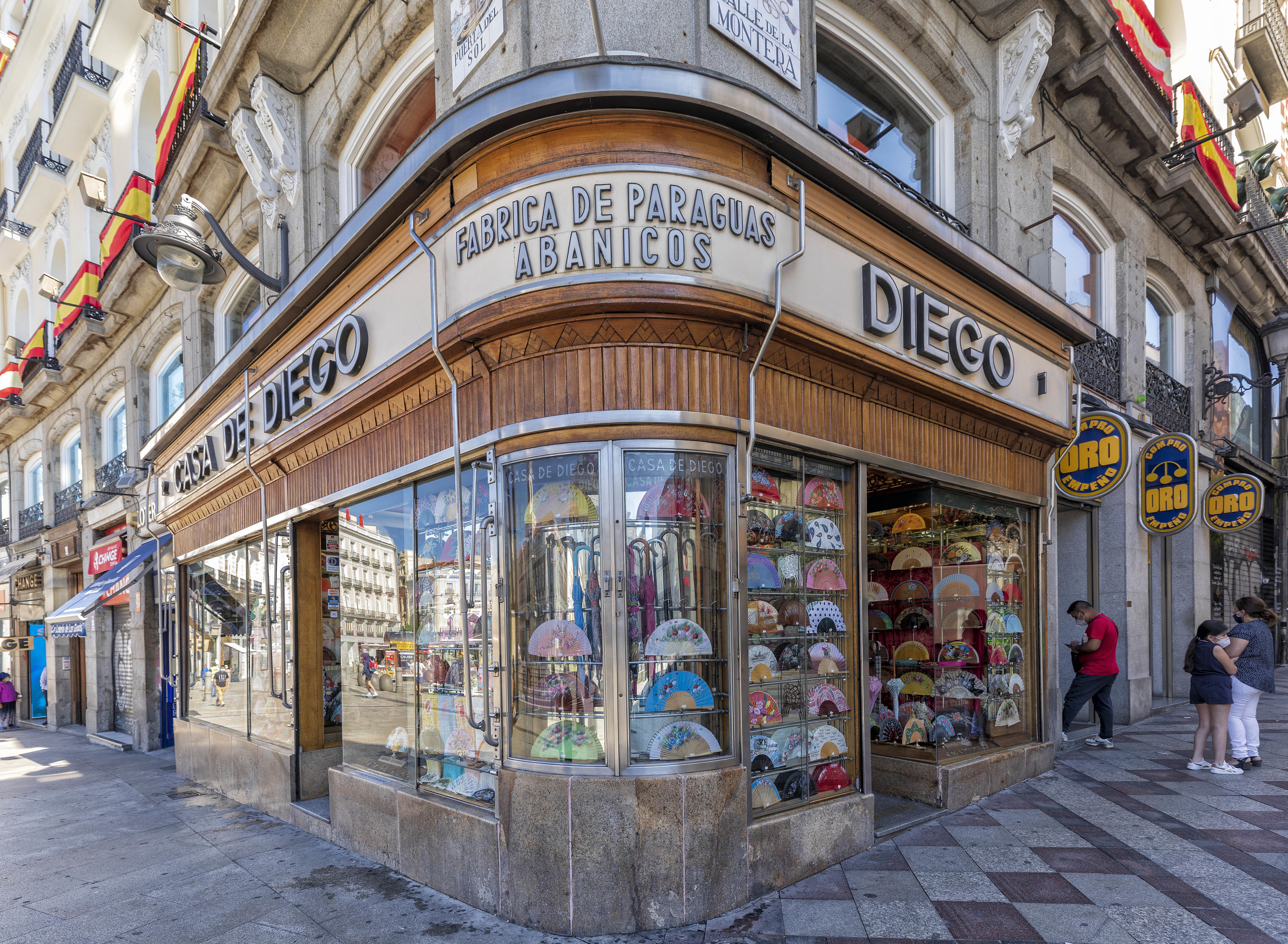 La tienda de abanicos y paraguas De Diego, en plena Puerta del Sol.