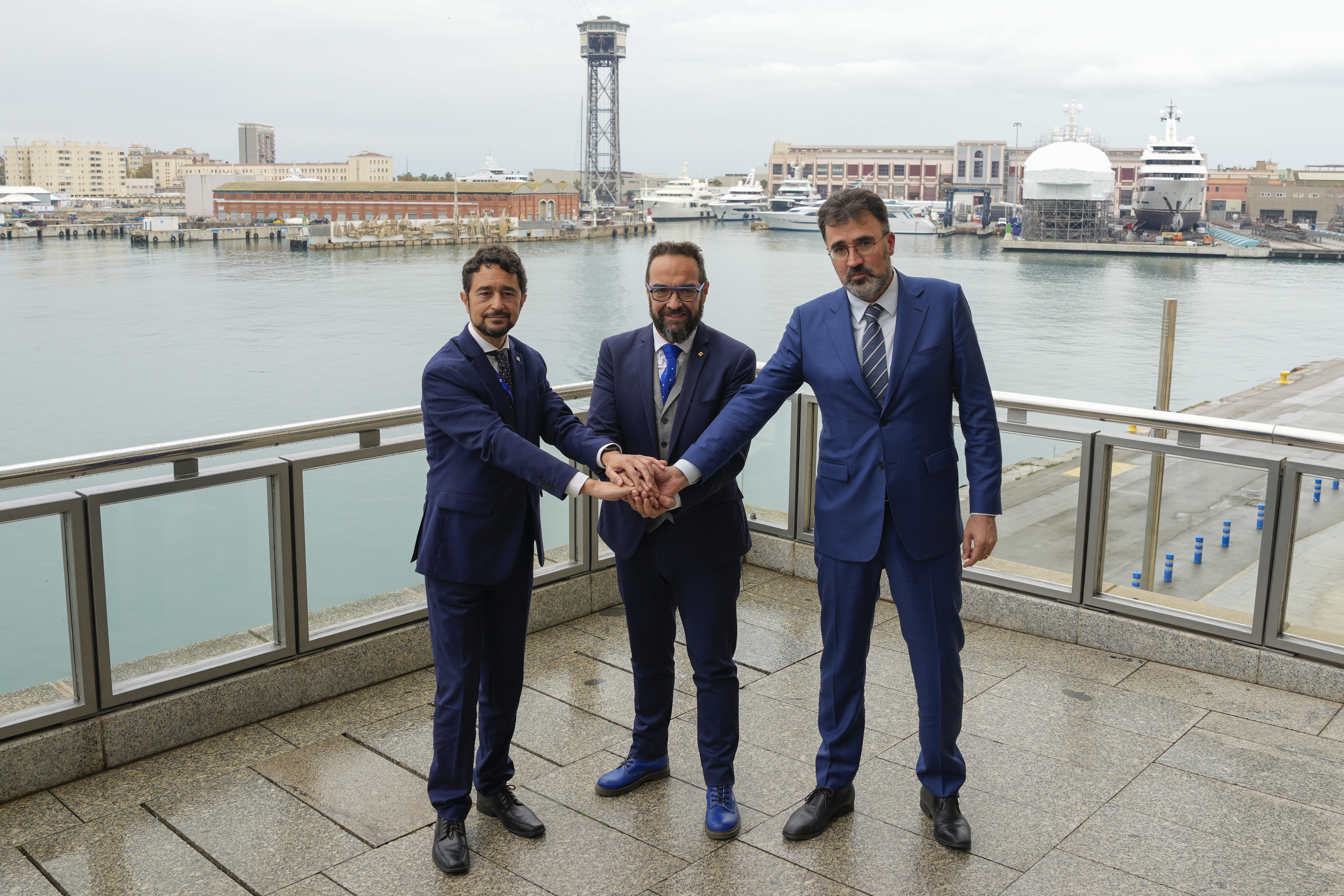 De izquierda a derecha, el presidente saliente, Dami Calvet, el conseller de Territori, Juli Fernndez, y Llus Salvad el pasado lunes en el Puerto de Barcelona