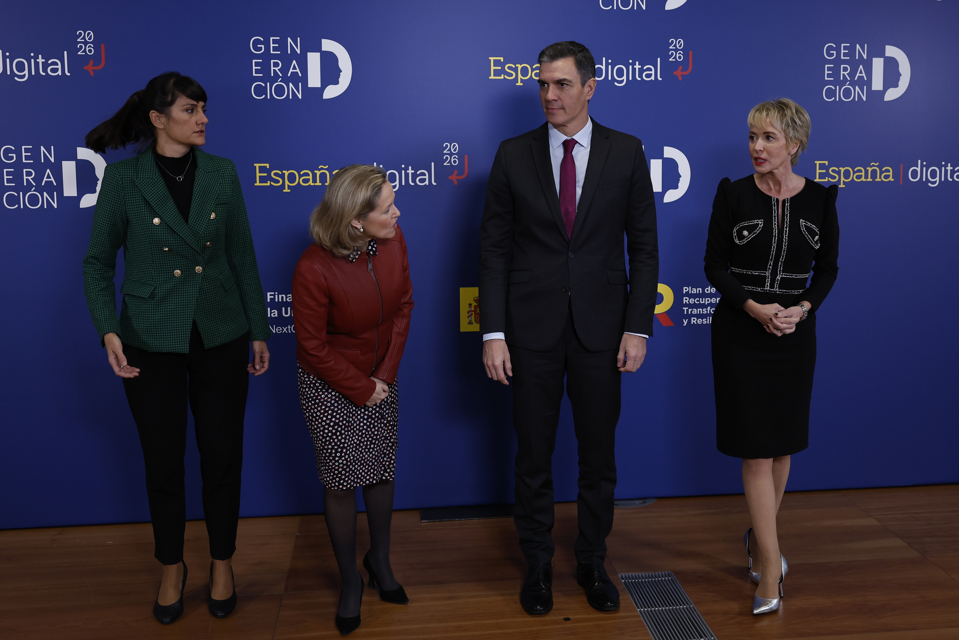 Pedro Sánchez, Nadia Calviño y las secretarias de Estado María González Veracruz y Carme Artigas.