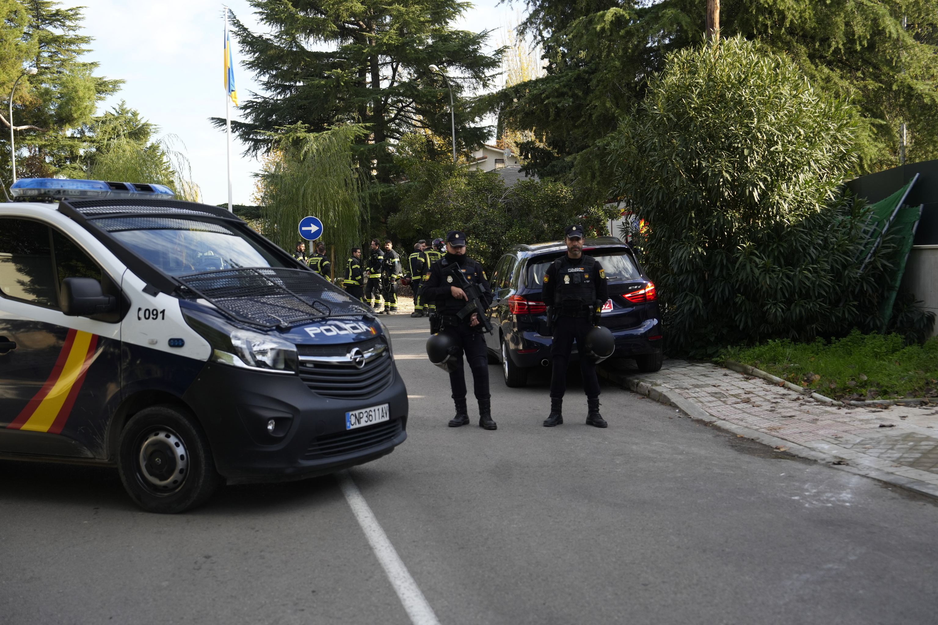 Miembros de la Policía Nacional desplegados en las proximidades de la Embajada de Ucrania en Madrid.