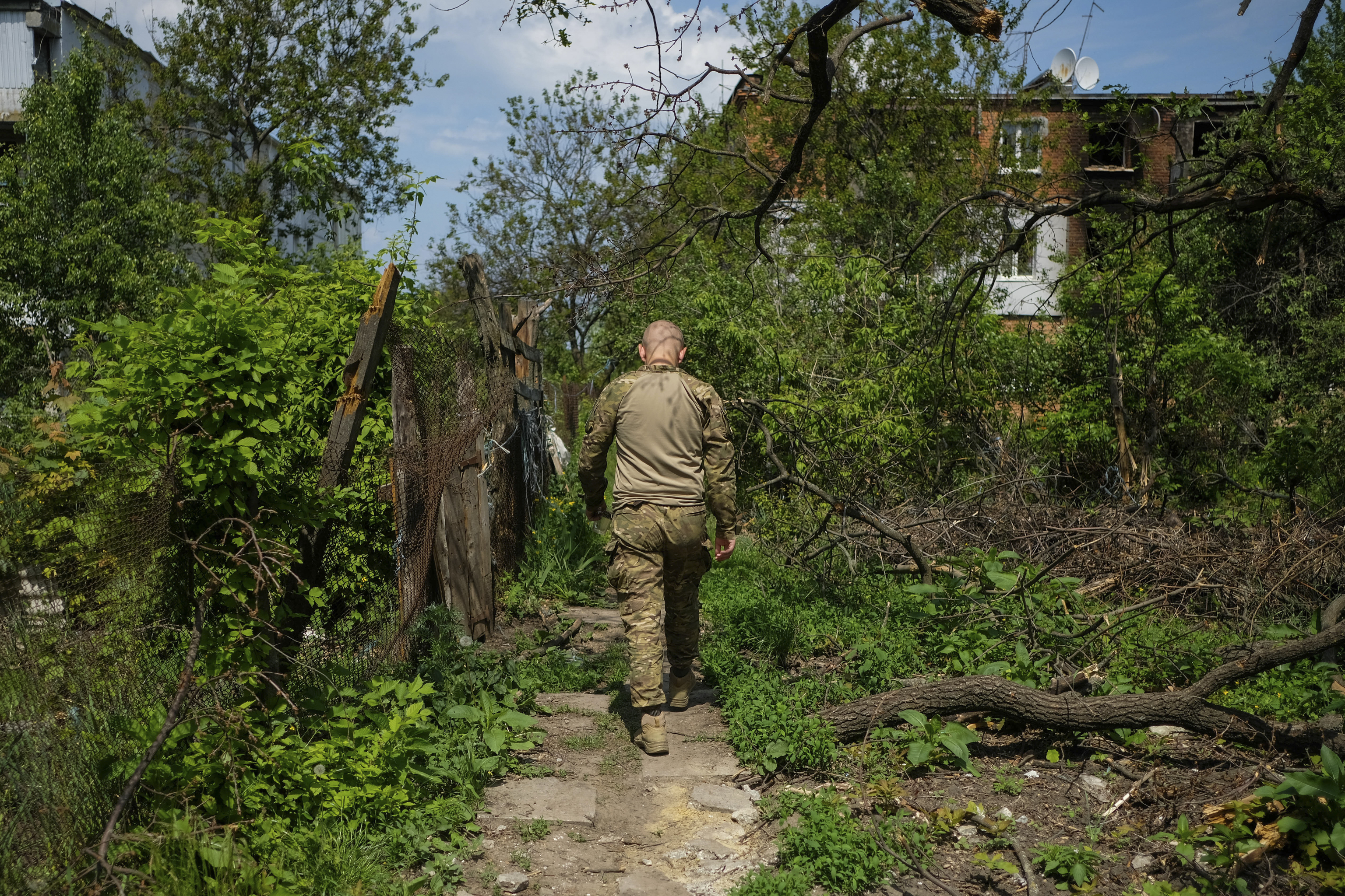 Evgeni Kiktenko, en el frente de Járkov en mayo.