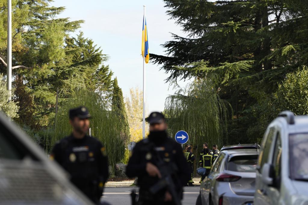 Policías desplegados en las inmediaciones de la Embajada de Ucrania en Madrid.