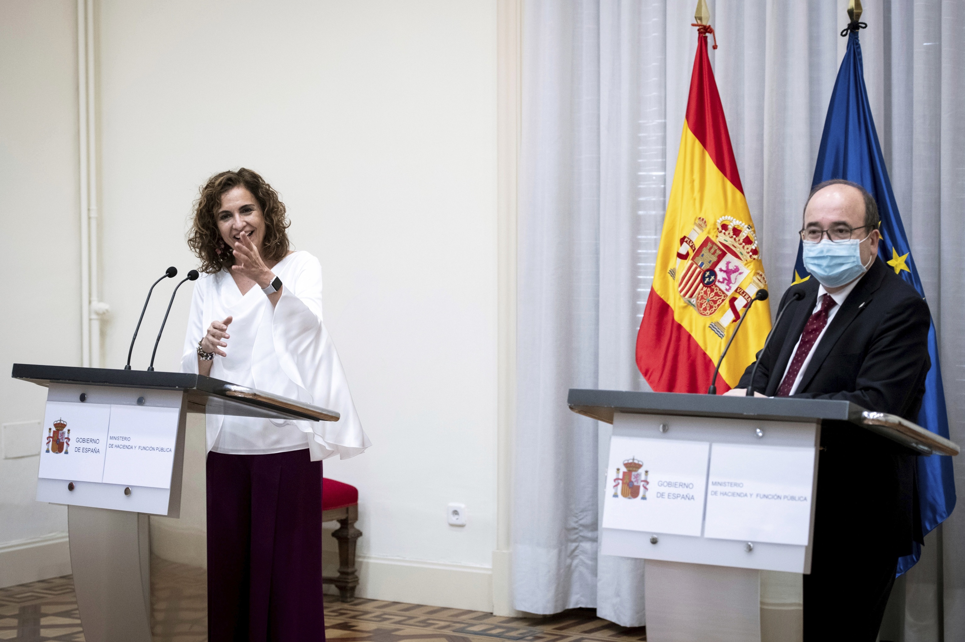 La actual ministra de Hacienda, María Jesús Montero, y su antecesor en el cargo, Miquel Iceta.