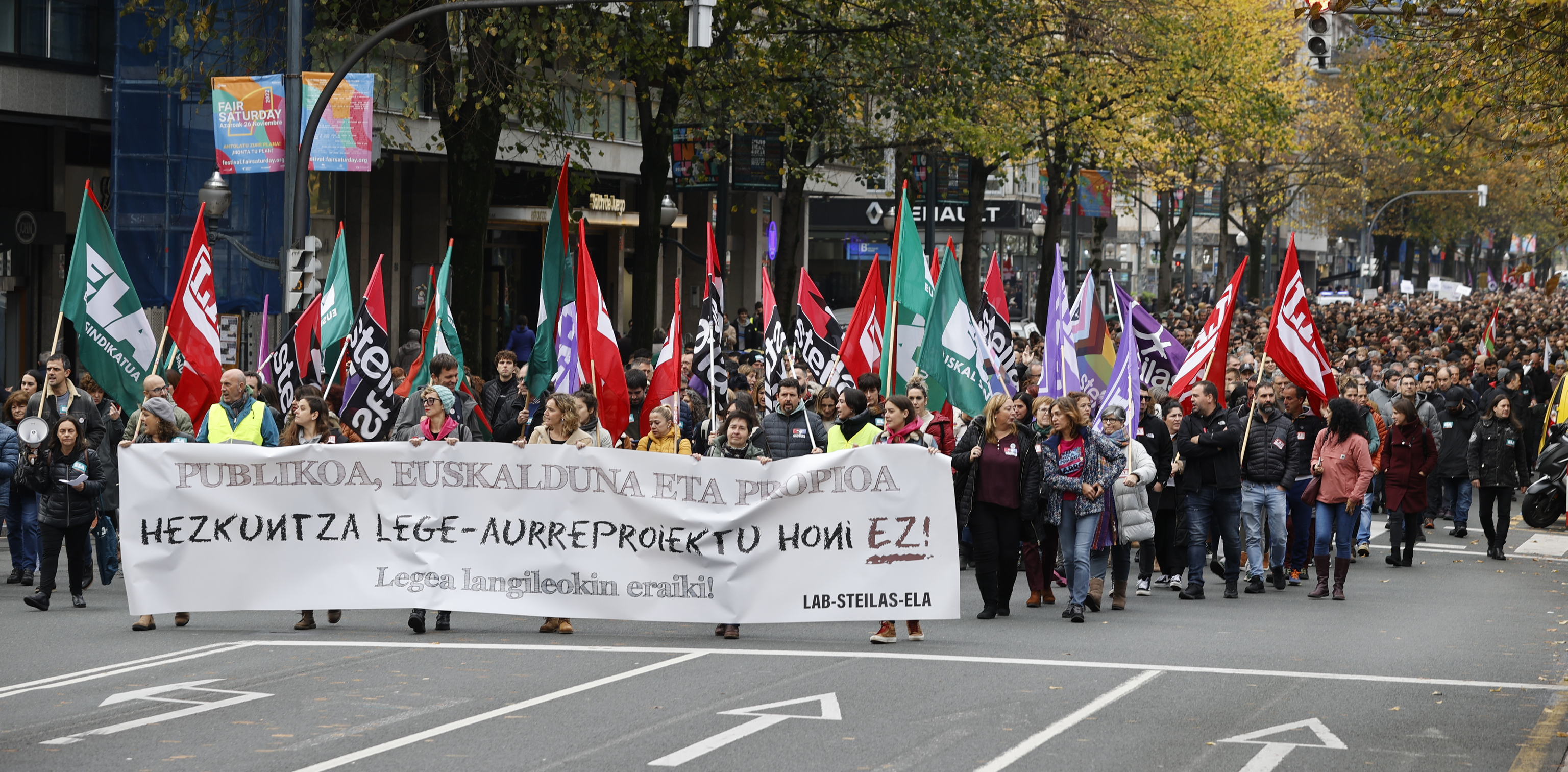 Los sindicatos convocantes del paro encabezan la manifestación que ha recorrido este mediodía las calles de Bilbao.
