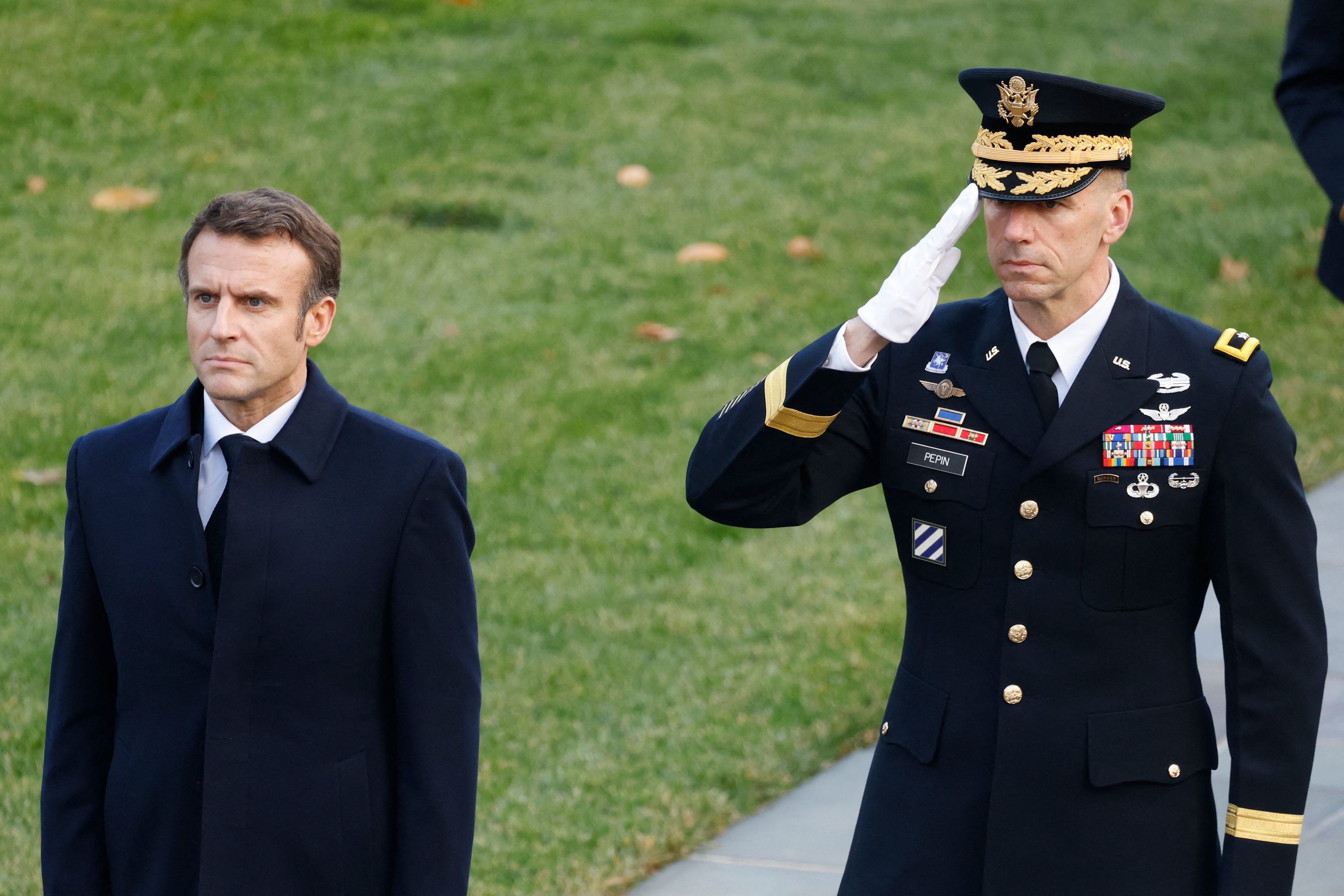 Emmanuel Macron, en el Cementario Nacional de Arlington, en Virginia, este miércoles.