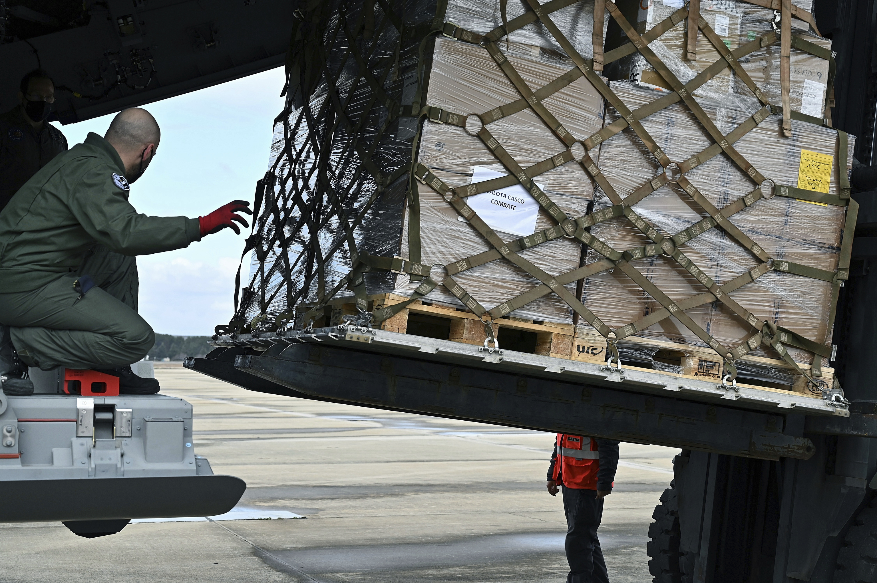 Un militar de Torrejón de Ardoz vigila la carga de un avión A400M con material de defensa destinado a Ucrania.