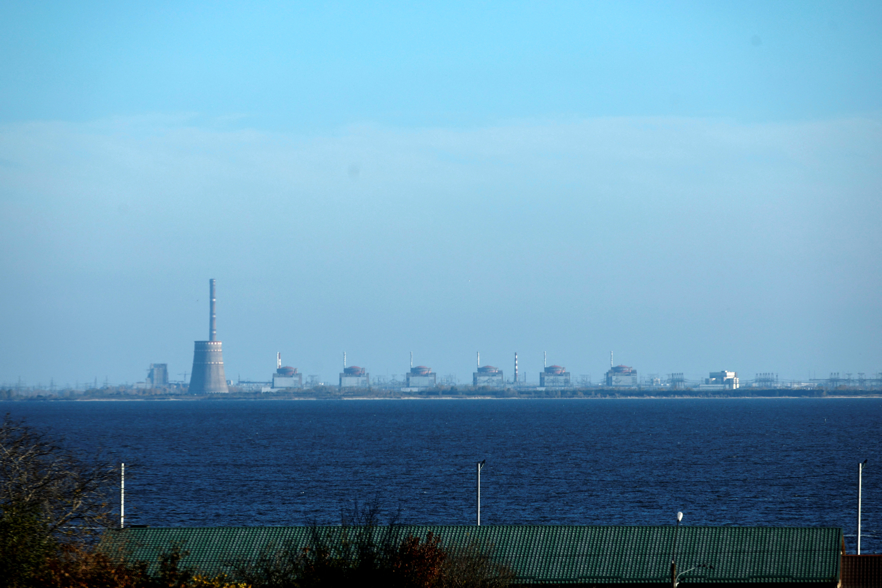 Vista de la central nuclear de Zaporiyia desde la ciudad de Nikopol.
