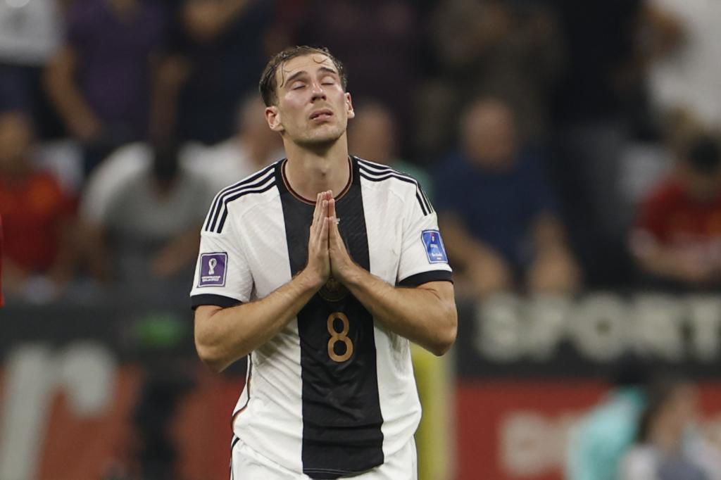 Leon Goretzka, jugador de la selección de Alemania, se lamenta de una acción durante el partido contra España.