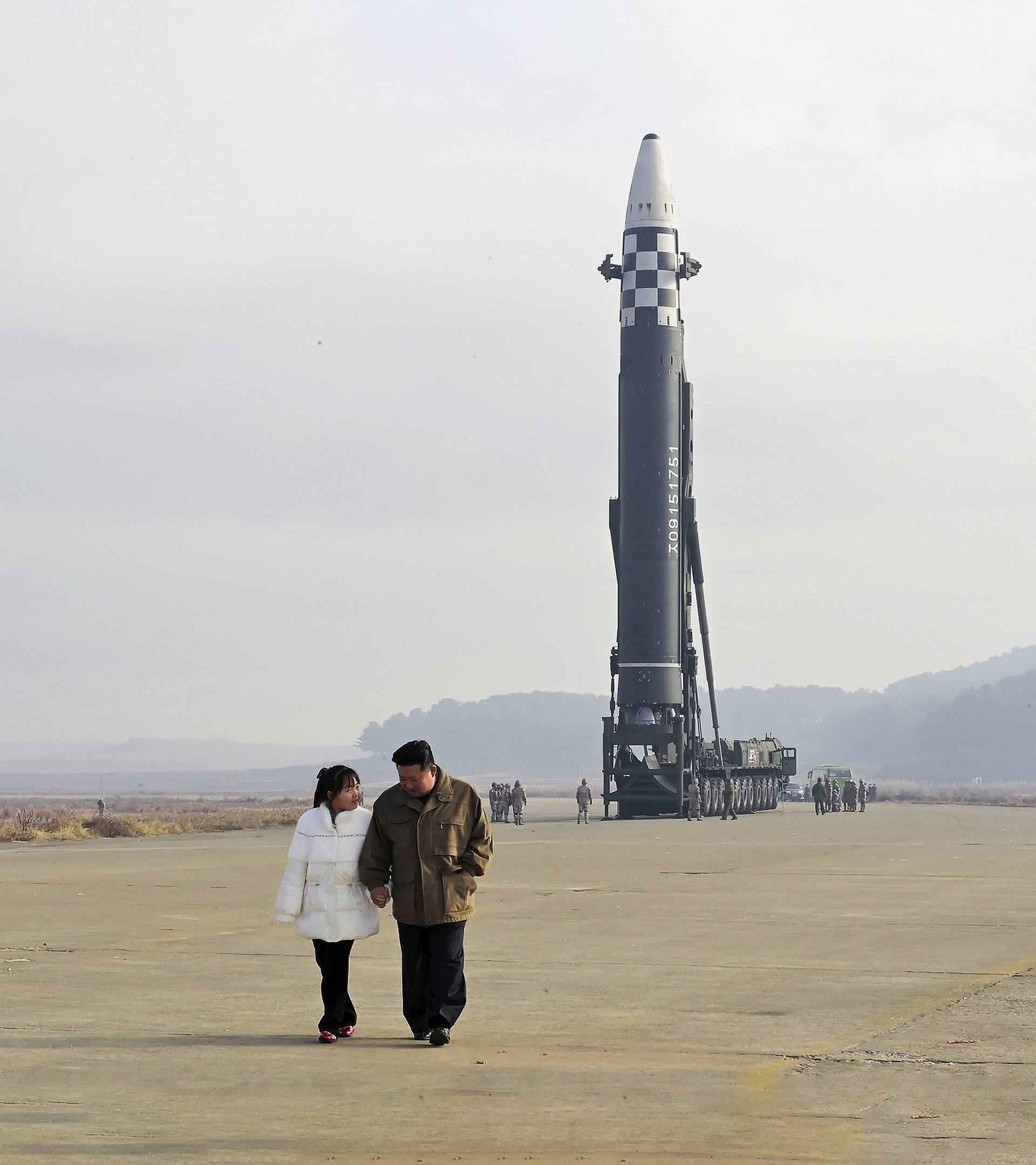 Kim Jong-Un y su hija, en el lanzamiento del misil Hwasongpho-17.