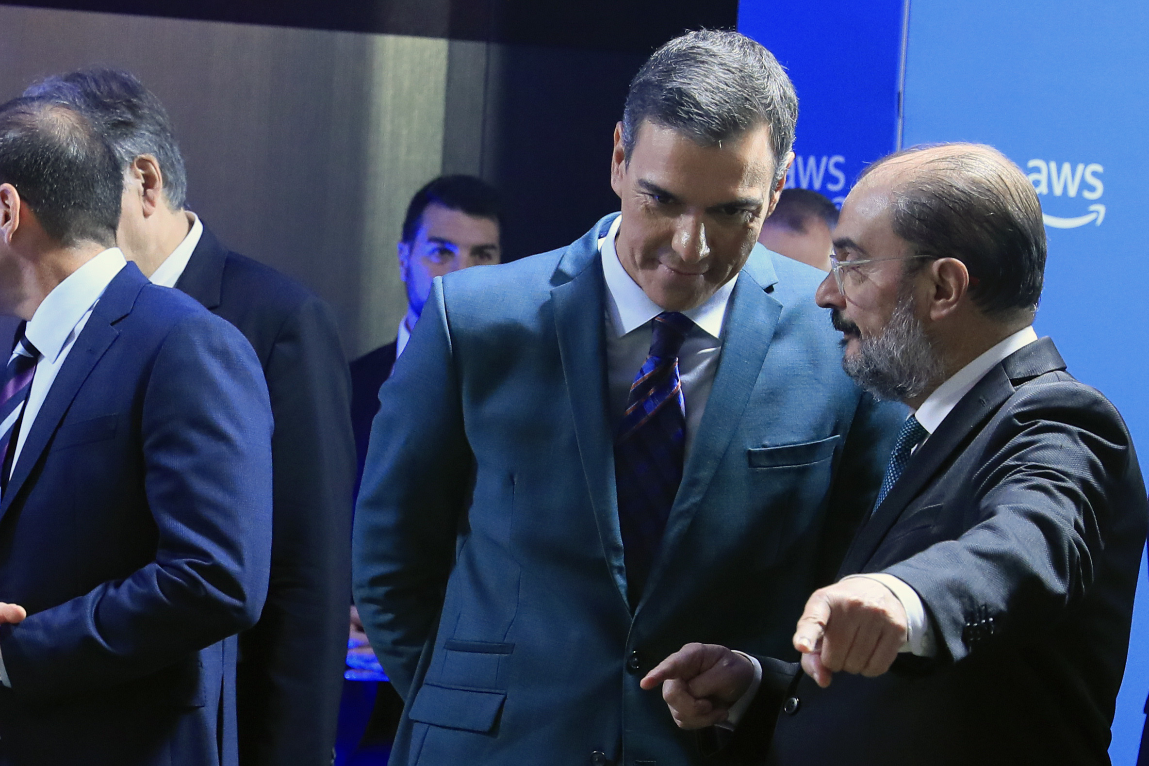 El presidente del Gobierno, Pedro Snchez, conversa con el presidente de Aragn, Javier Lambn.