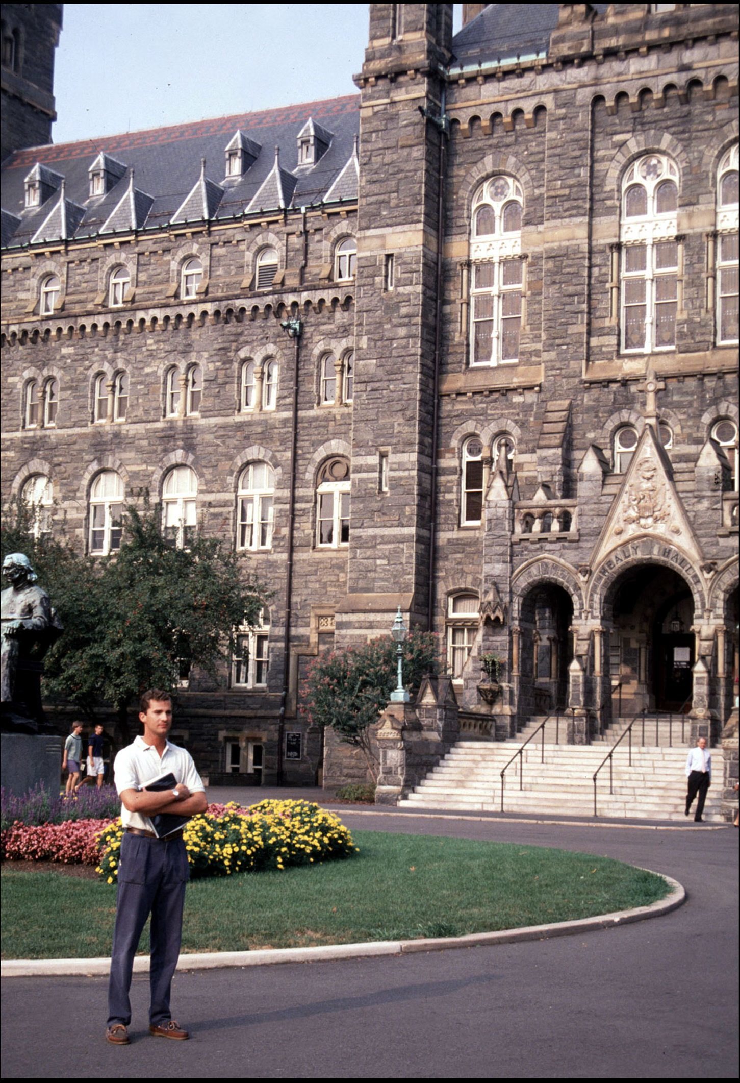 El entonces heredero, a la entrada de la universidad de Georgetown.