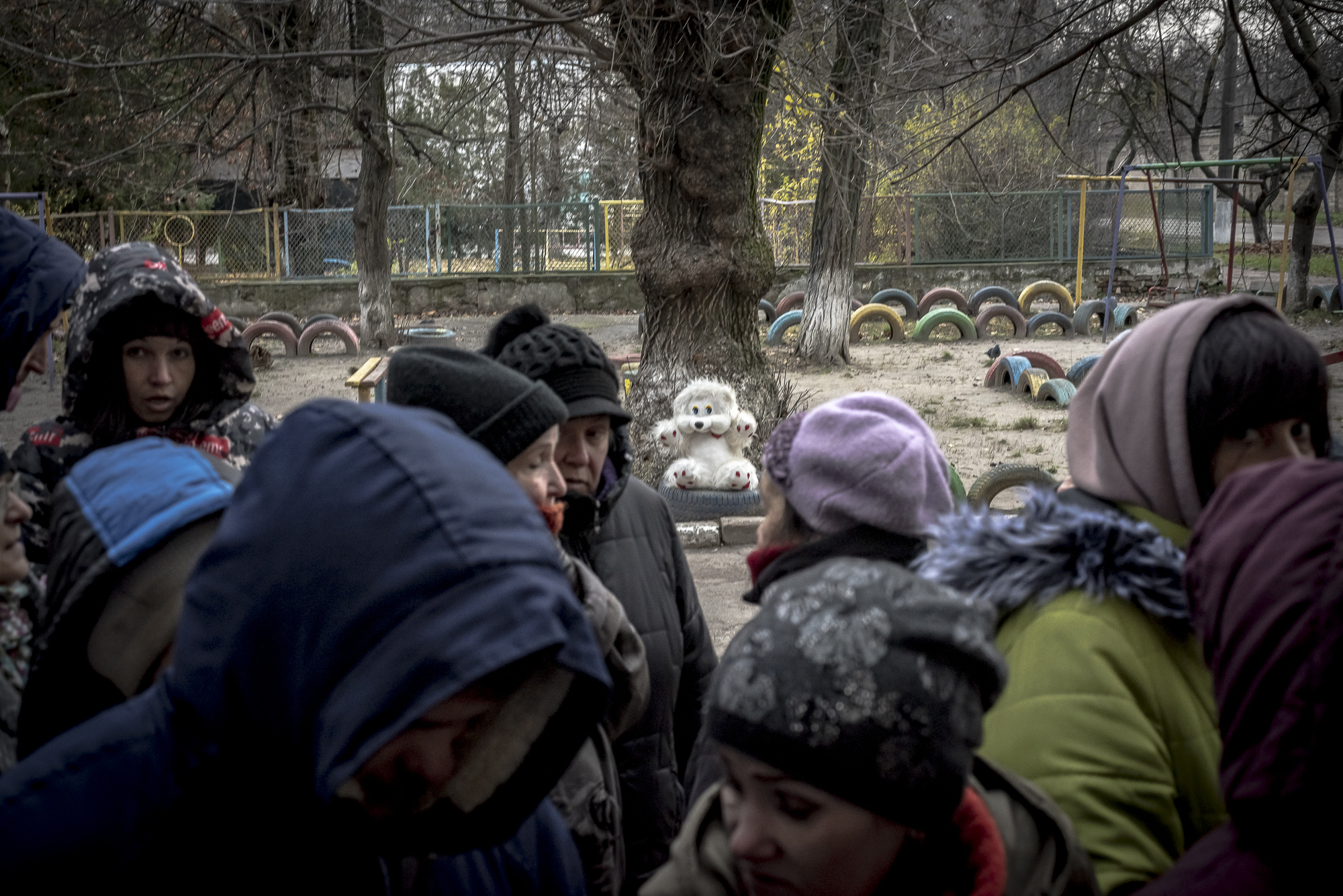 Ciudadanos de Jersón esperando frente a un orfanato, en Jersón.
