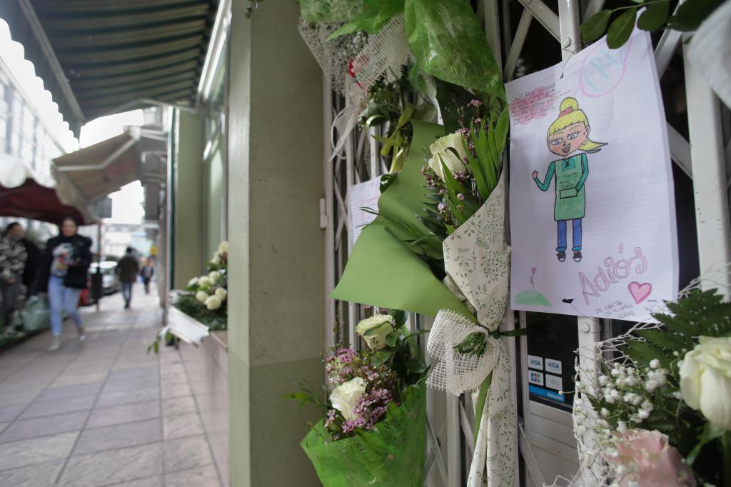 Un dibujo y varias flores colgadas en la tienda de alimentación donde trabajaba la víctima.