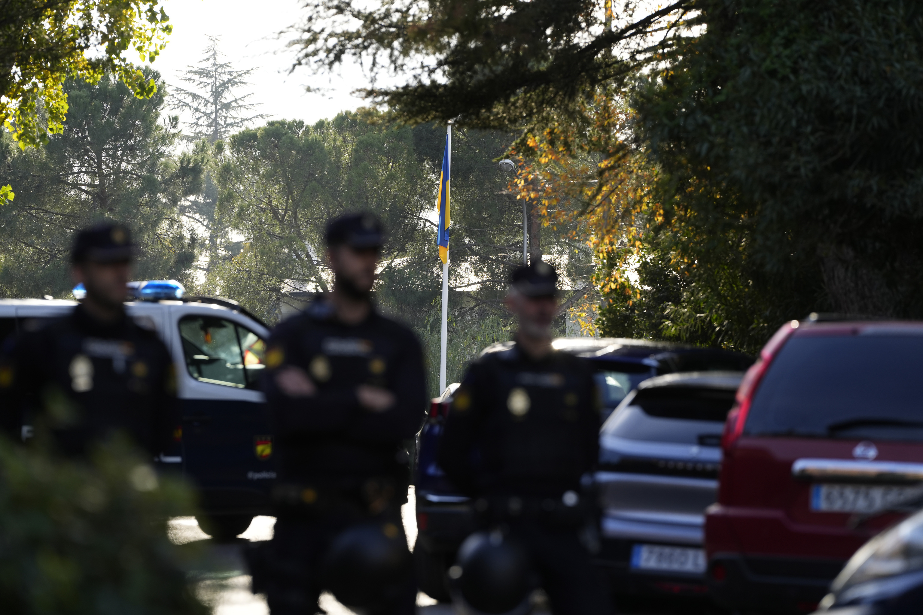 Agentes de la Polica Nacional desplegados en los alrededores de la embajada de Ucrania en Espaa.