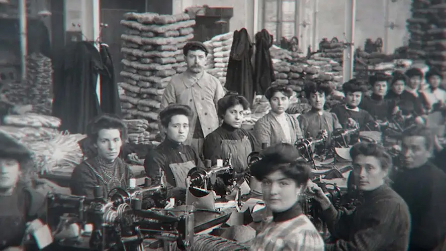 Mujeres españolas posan ante la cámara en uno de los talleres de fabricación de alpargatas en la localidad francesa de Maule.