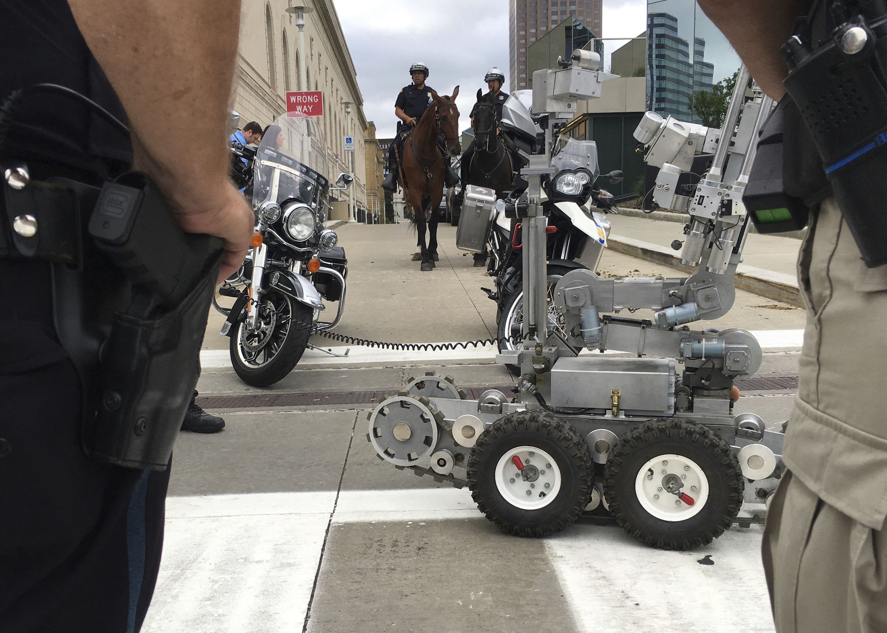 Agentes de policía de Cleveland presentan sus robots teledirigidos.