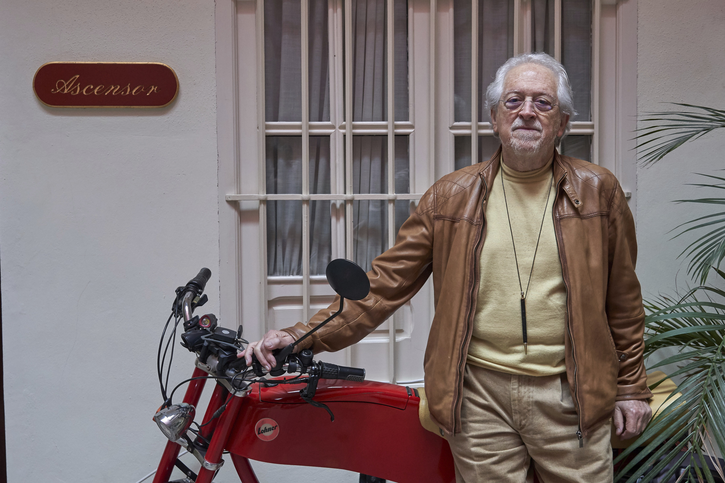 Alejandro Rojas Marcos, junto a su bicicleta elctrica con la que se mueve por Sevilla.