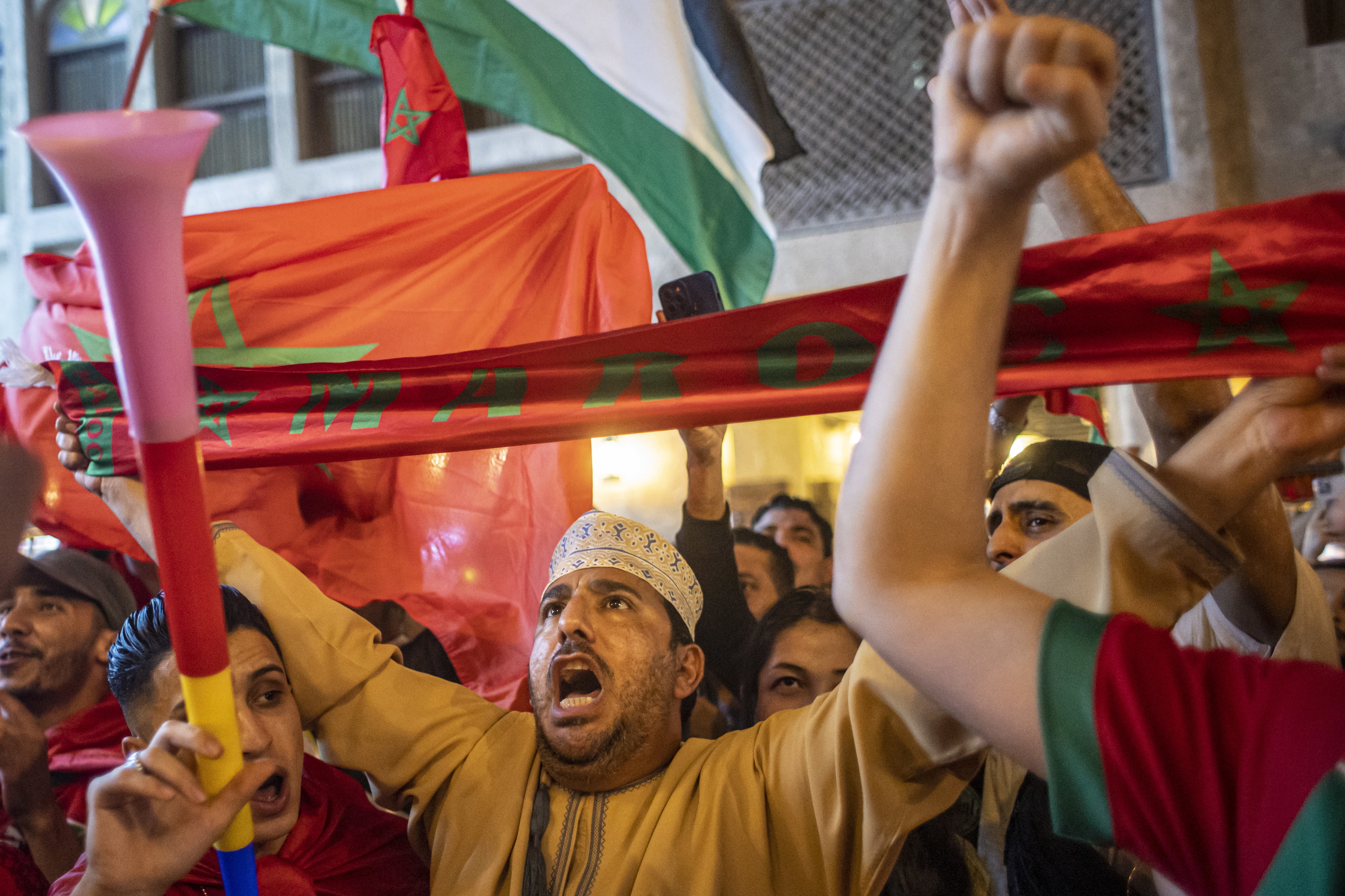 Marroqus celebran el pase a los octavos de final de la Copa del Mundo.