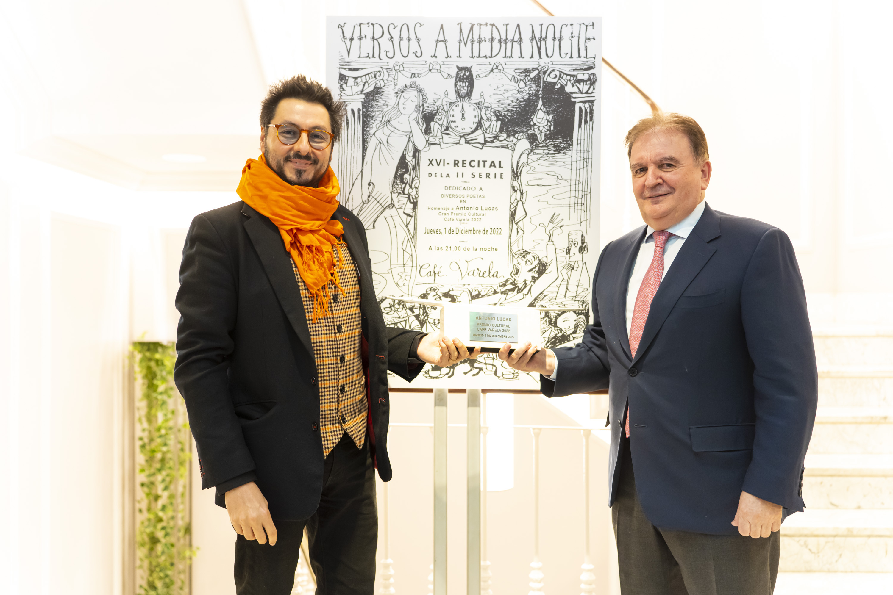 Antonio Lucas recibe el premio de manos de Melquíades Álvarez, dueño del Café Varela.